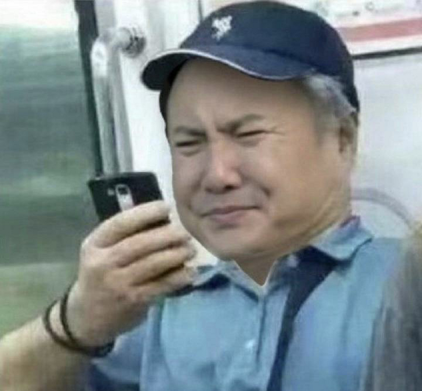老人手机地铁表情图图片