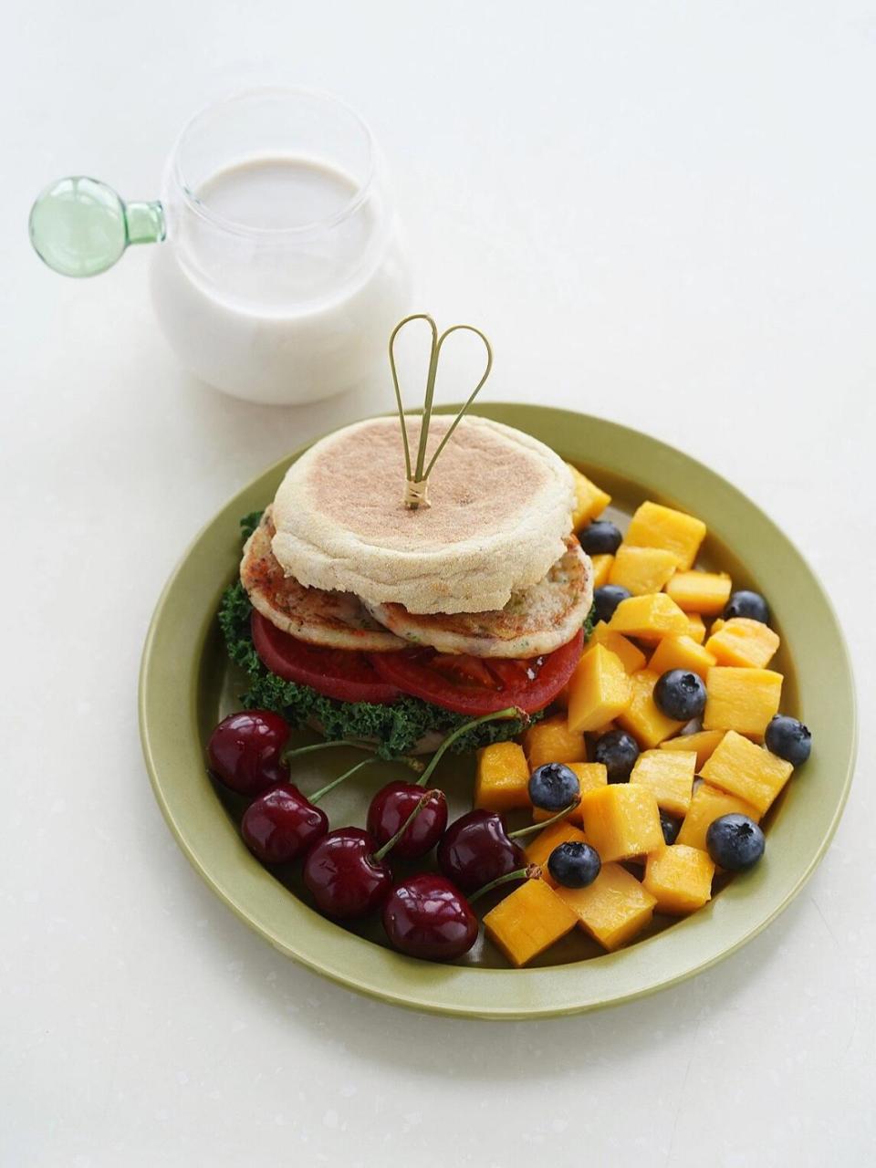 今日食材: 全麦英式麦芬面包胚92 羽衣甘蓝02 西红柿97 冷冻