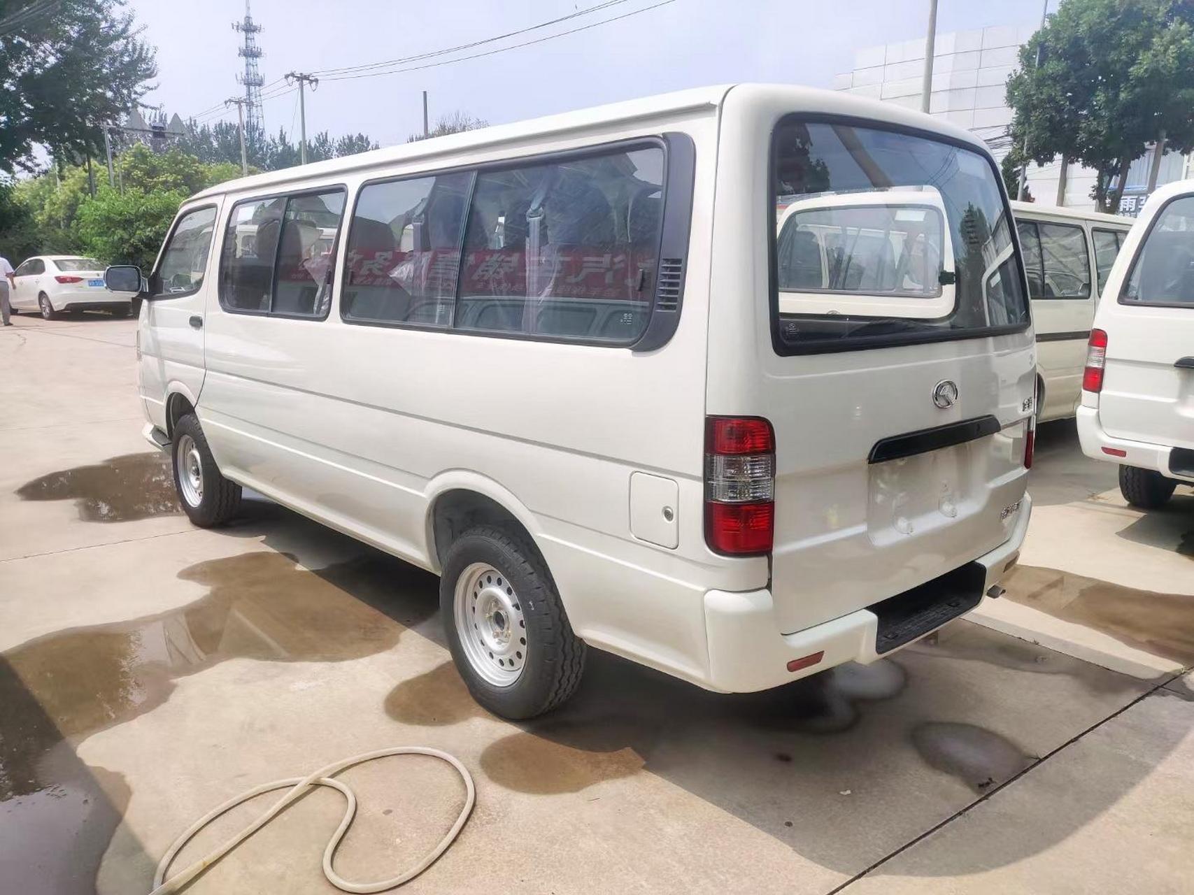 十座平顶金龙十座黄牌,载货空间3.2米长,1.96米高.洗干净下午交车.