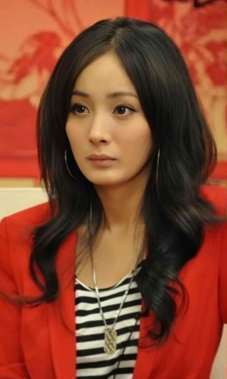 杨幂的大伯杨晓京,是个非常厉害的角色,清华教授,博士生导师,精通多国