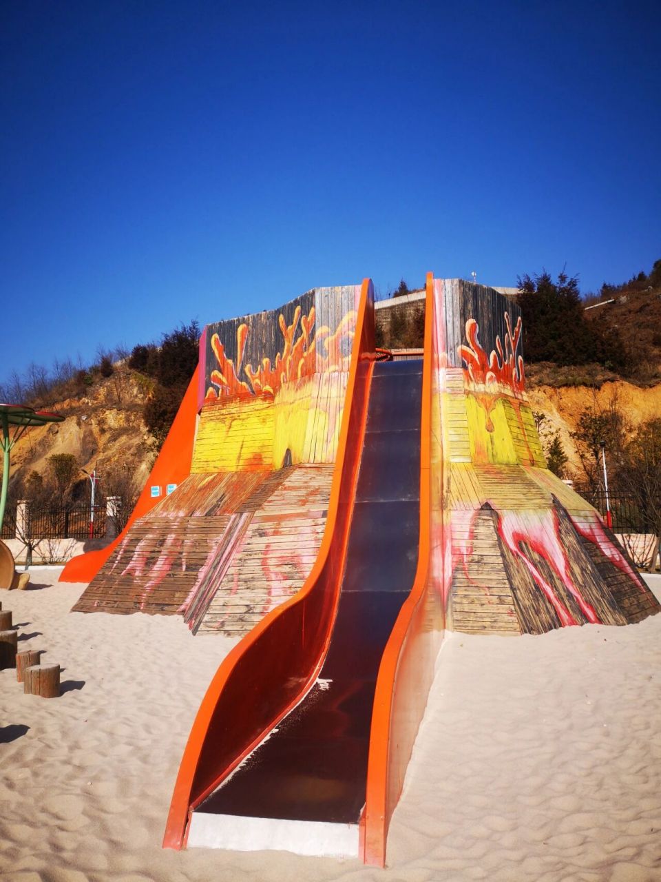 六盘水梅花山精灵乐园 好玩就是费妈 滑雪场旁边有一个精灵乐园,挺大