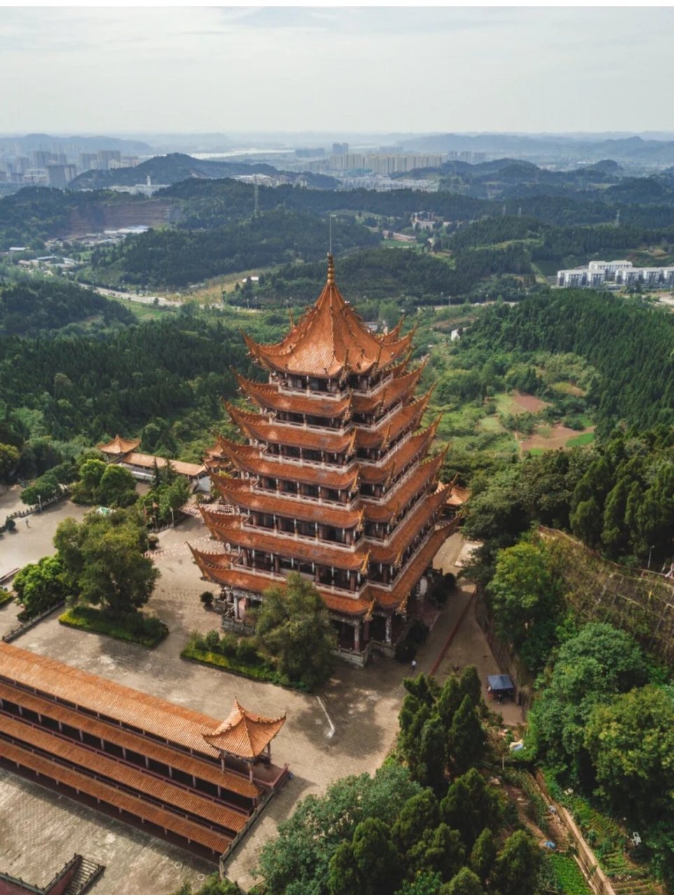 川中最火寺庙-灵泉寺 在川西平原中部的遂宁市有这么一座寺庙 这里的