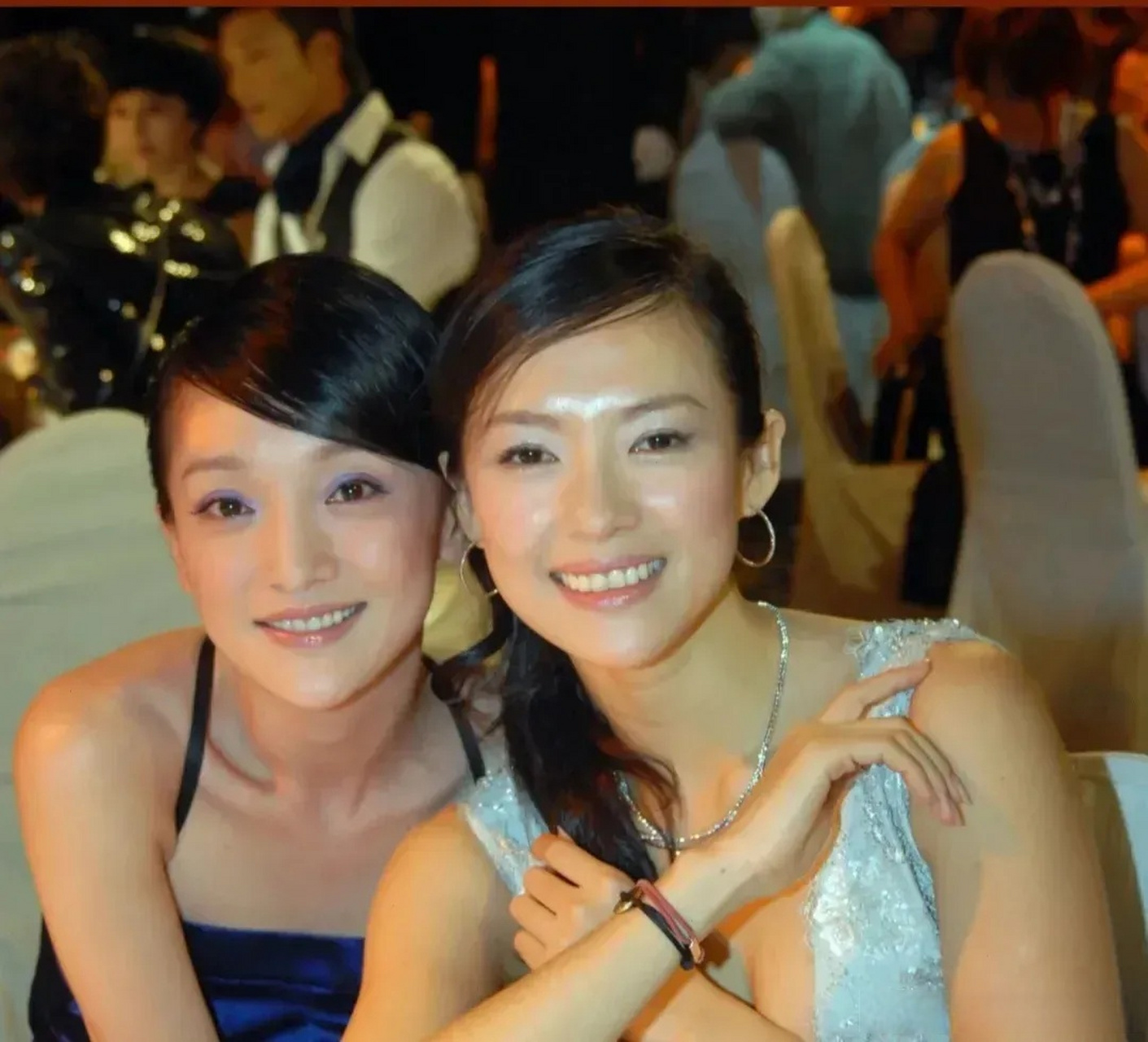 多年前,章子怡和周迅在一场活动中亲密地靠在一起的合影