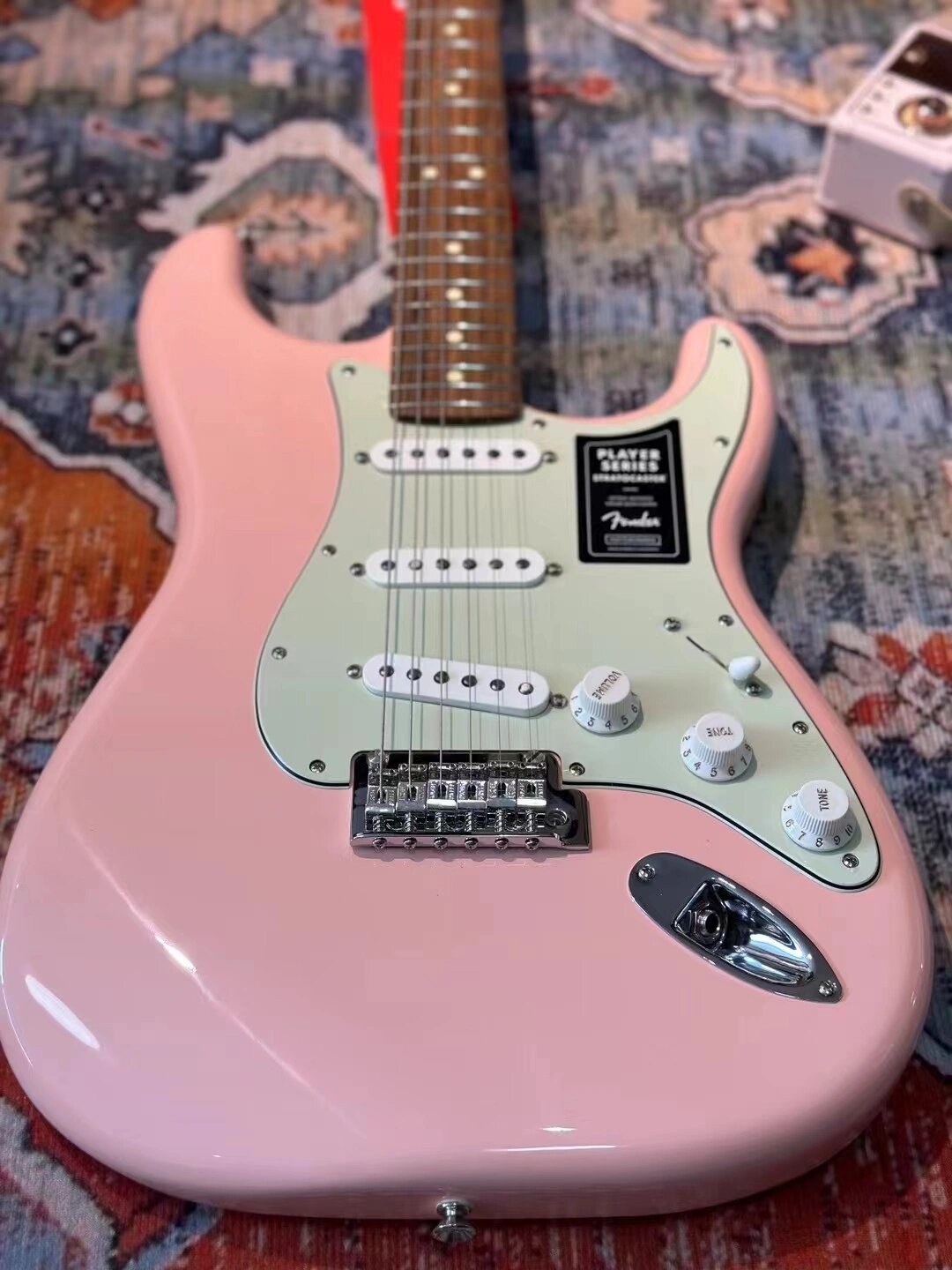 fender芬达墨产玩家粉色限量款电吉他,三单拾音器