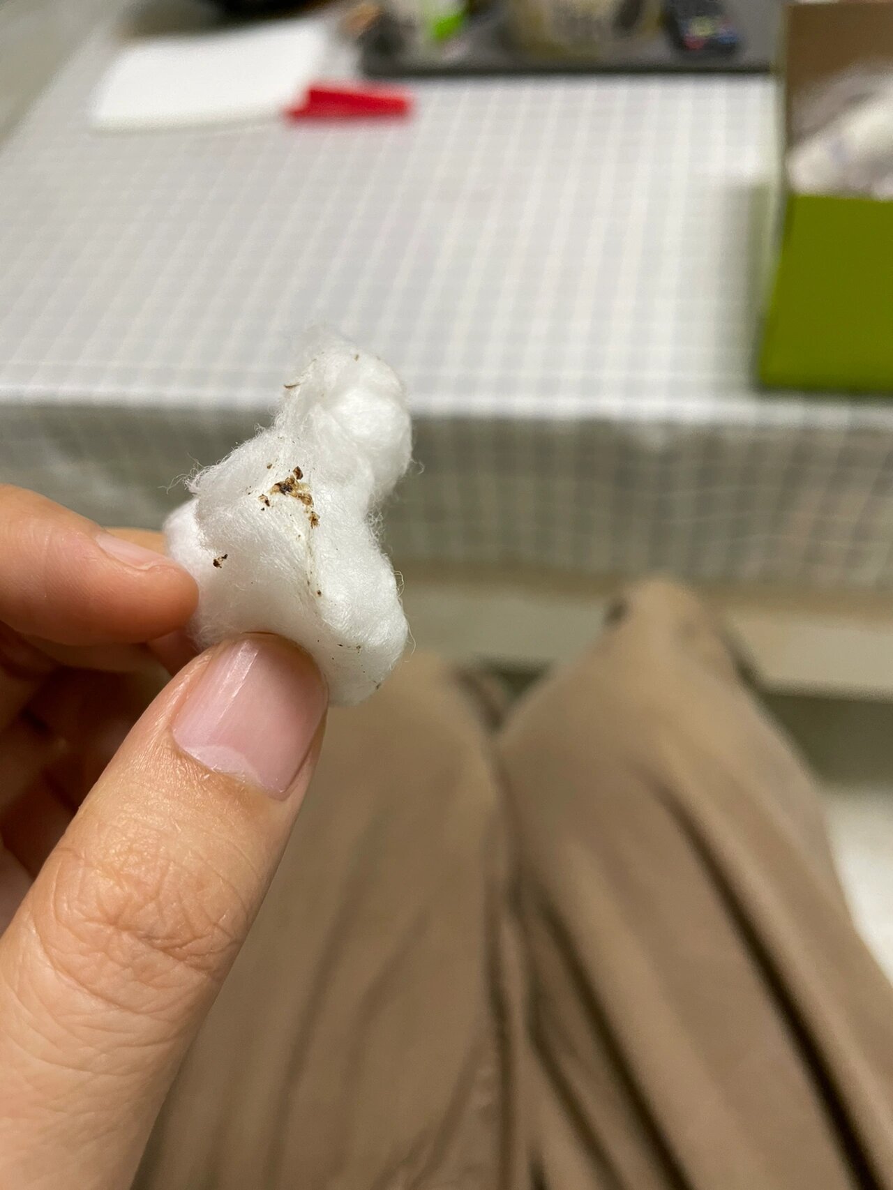 猫咪耳朵分泌物呈褐色片状 有遇到过同样情况的吗?