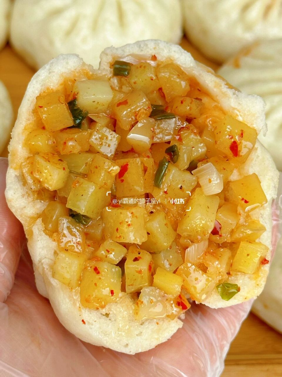 松软的外皮77软糯的土豆丁馅,再放上点辣椒面和多多的小葱花,这