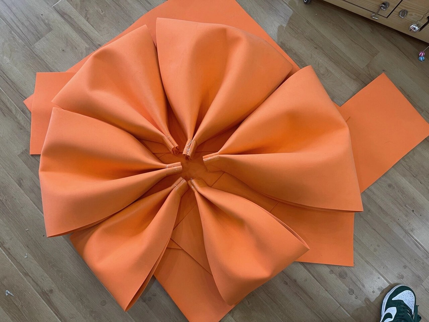 96海绵纸大蝴蝶结教程来啦～ 材料准备:1米乘1米 厚3mm的海绵纸四张