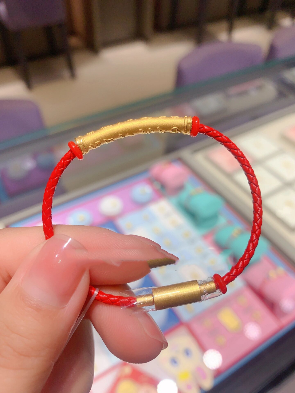 周大福六字真言转运珠手链 六字真言也叫六字箴言,指的是"嗡嘛呢呗咪