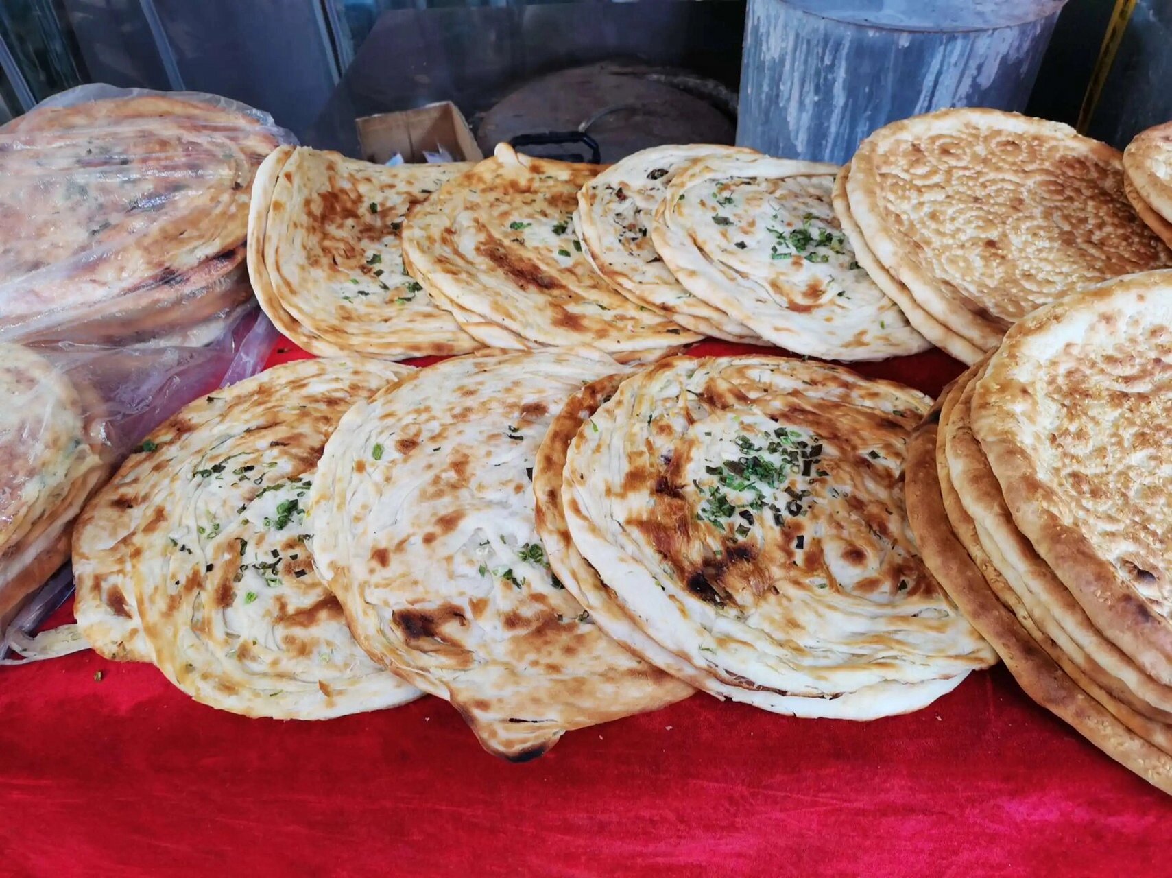 新疆辣皮子馕 "馕",波斯语音译,意为面包.