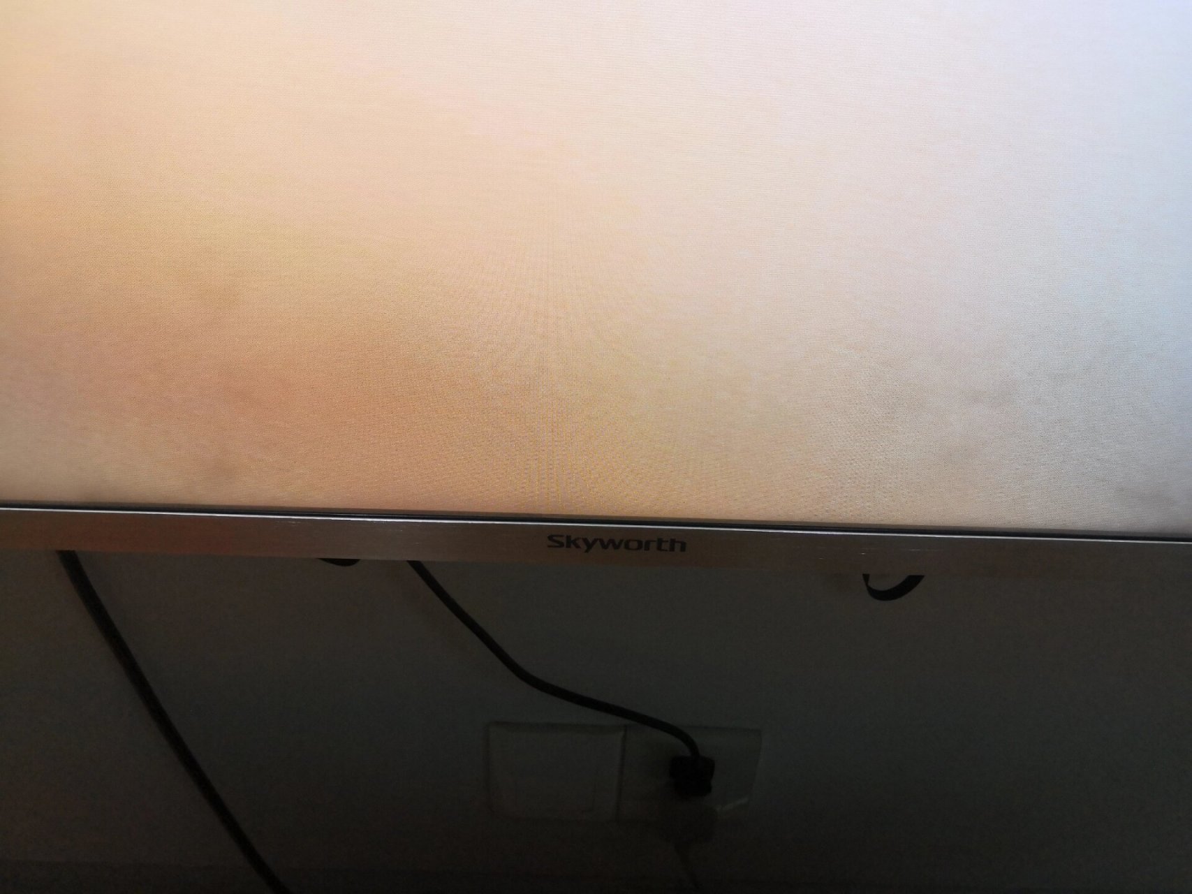 电视机屏幕黑斑 请问液晶电视屏幕上这种黑斑是什么?是机器进灰了吗?