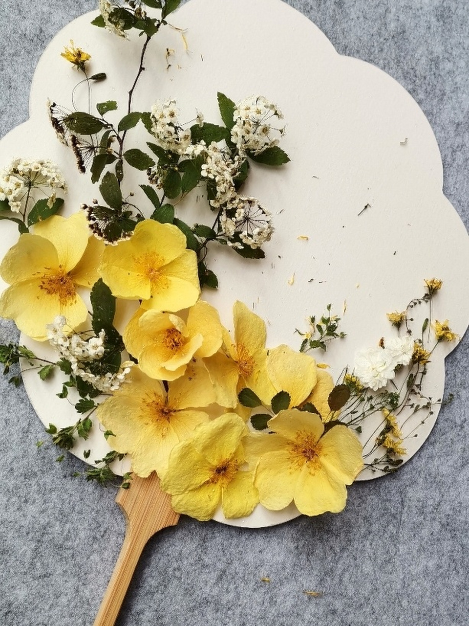 干花团扇来啦! 团扇 刘禹锡《团扇歌》 团扇复团扇,奉君清暑殿.