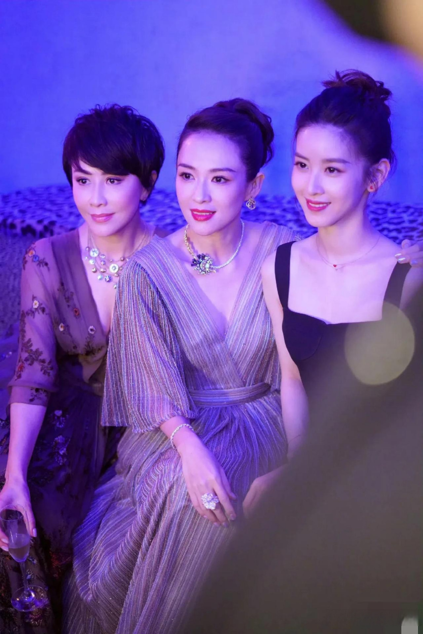 哇~,三个女人同框,一眼章子怡.