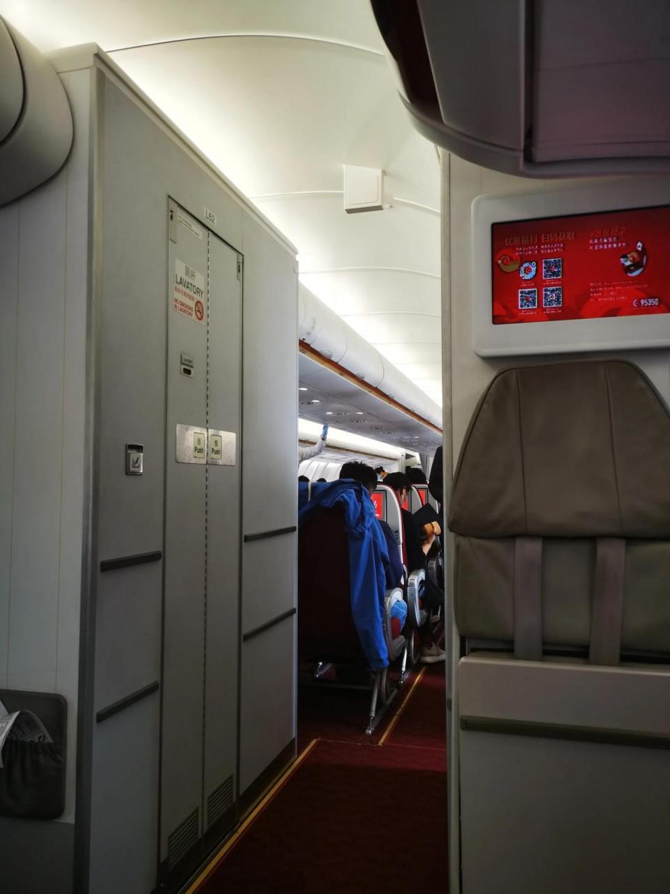 第一次在国内航班中遇到双通道飞机—a330-200,非常大气,每排8个座位