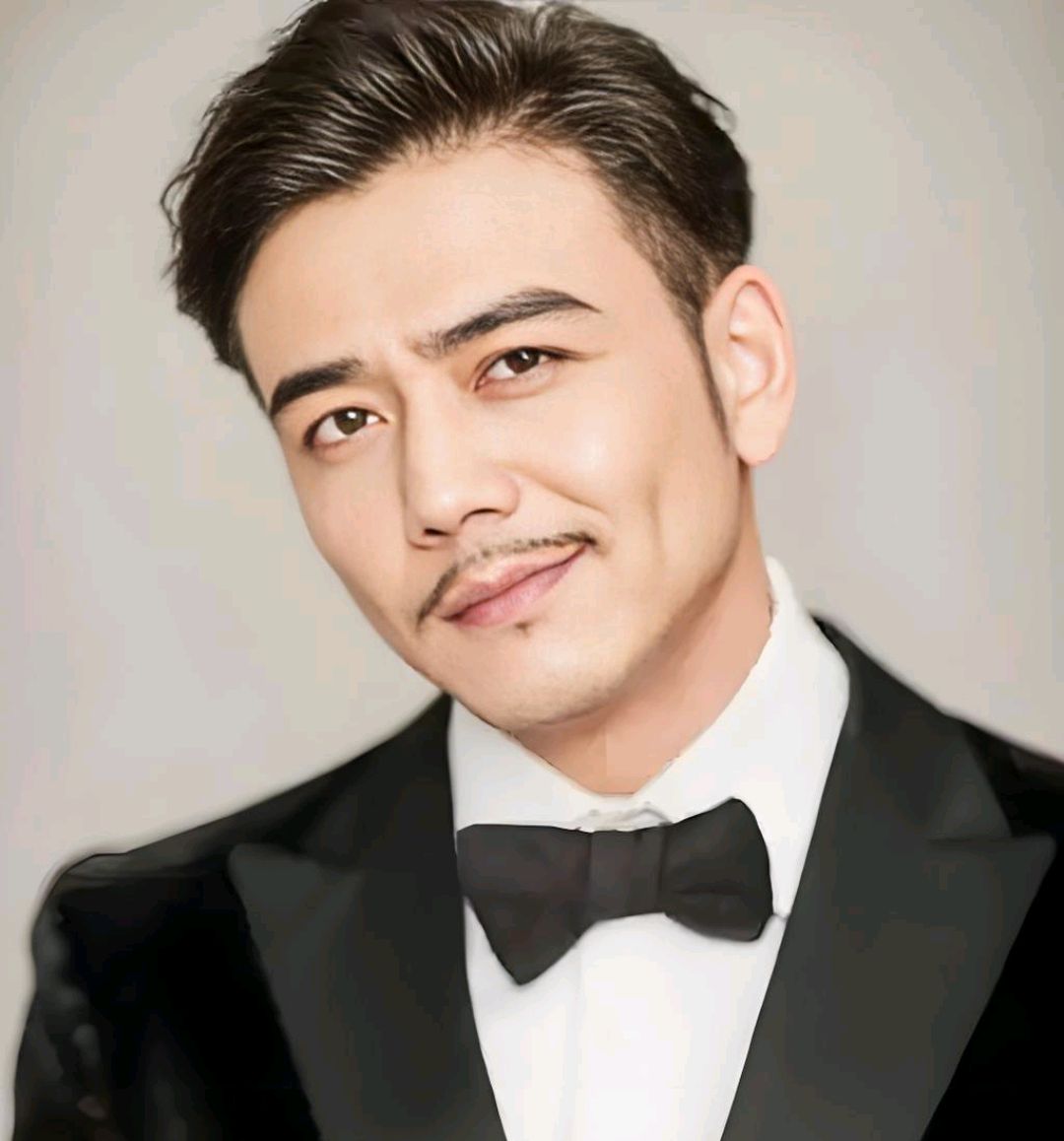 杨烁,曾因《欢乐颂》中的"小包总"一角火遍全国,成为无数人心中的男神