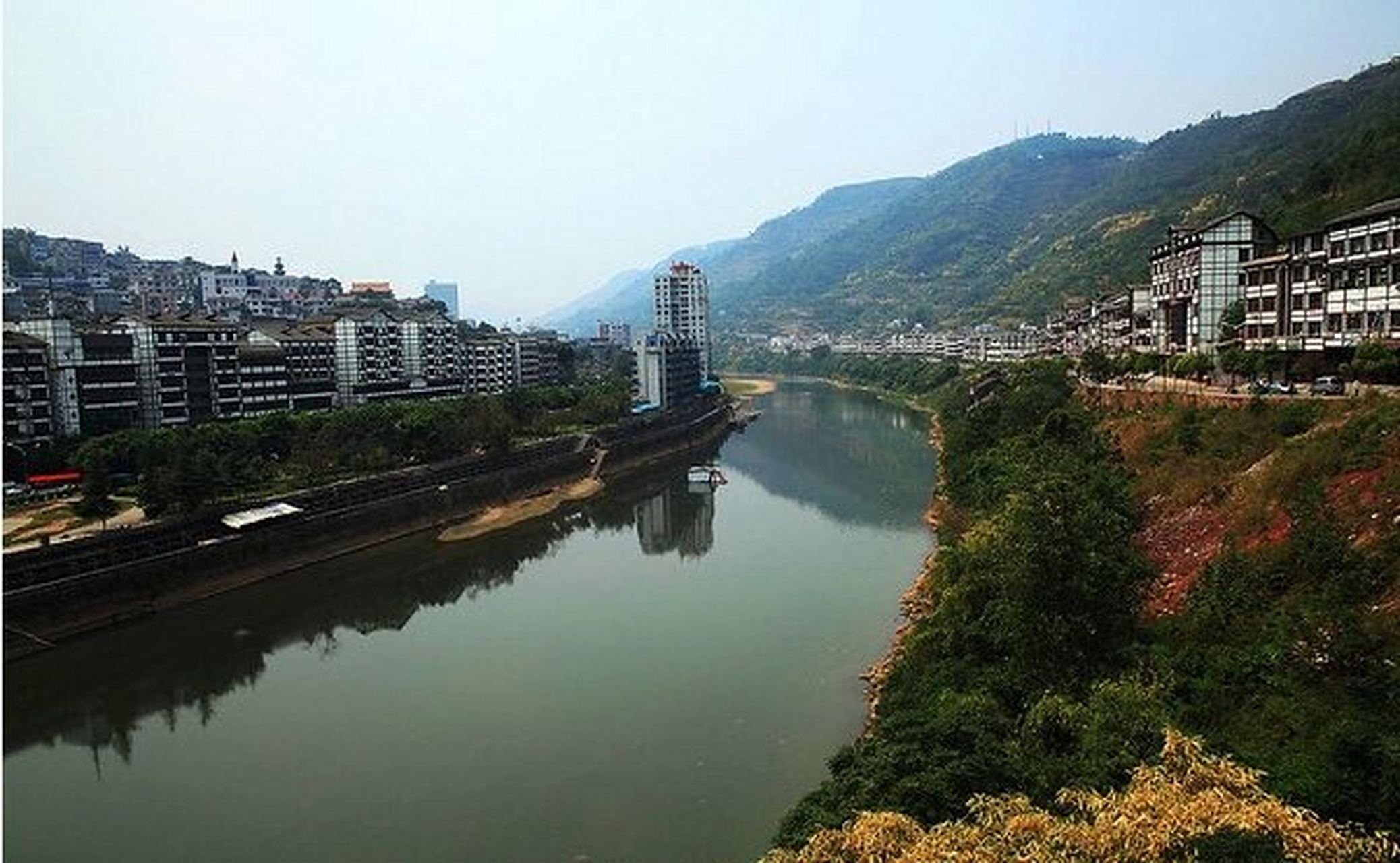 中国第一酒镇~茅台镇 茅台镇位于贵州省仁怀市赤水河畔,是川黔水陆