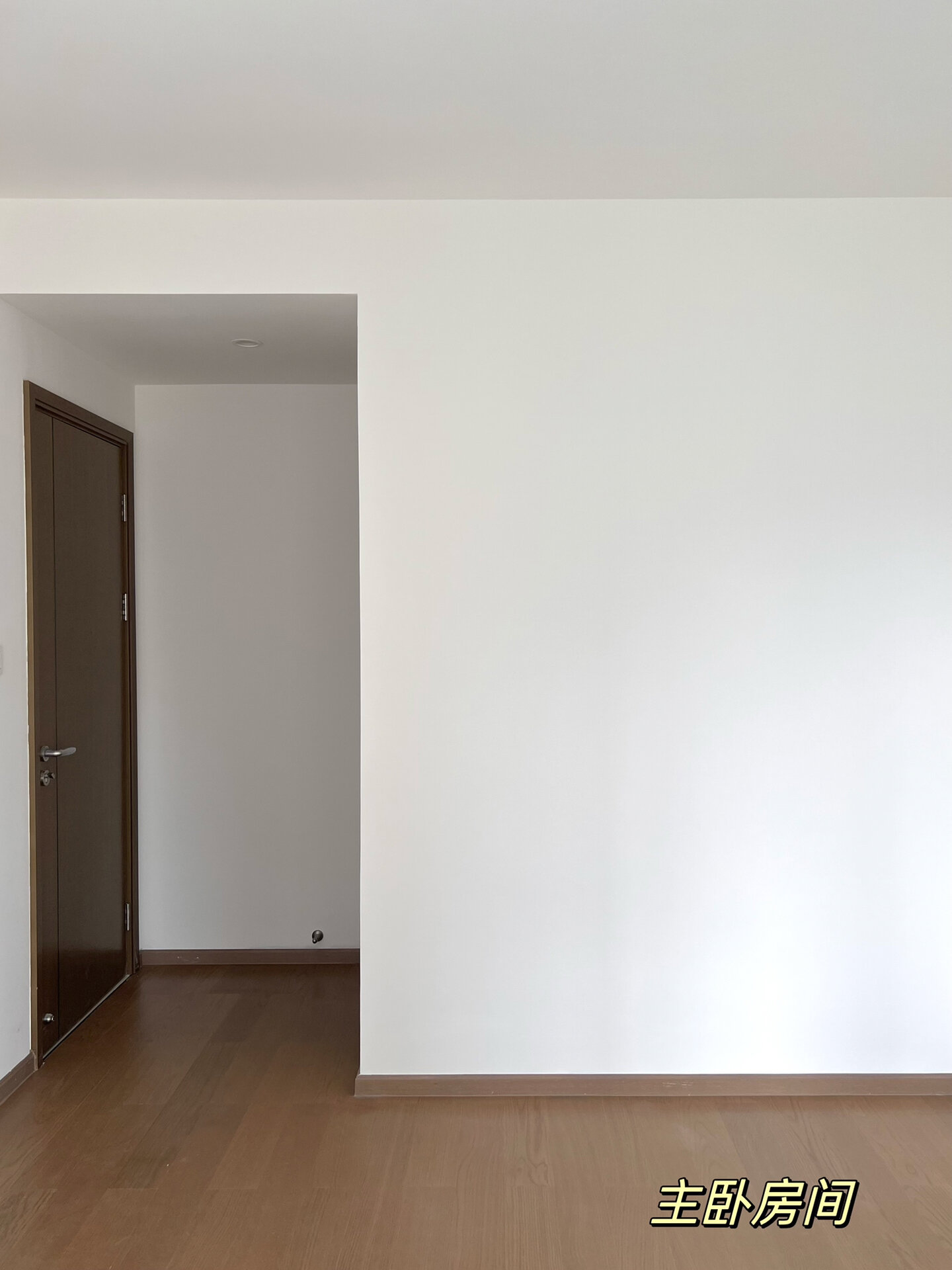 刷大白墙也有讲究,珍珠白能让房子亮一个度 姐妹们,刷大白墙也有讲究