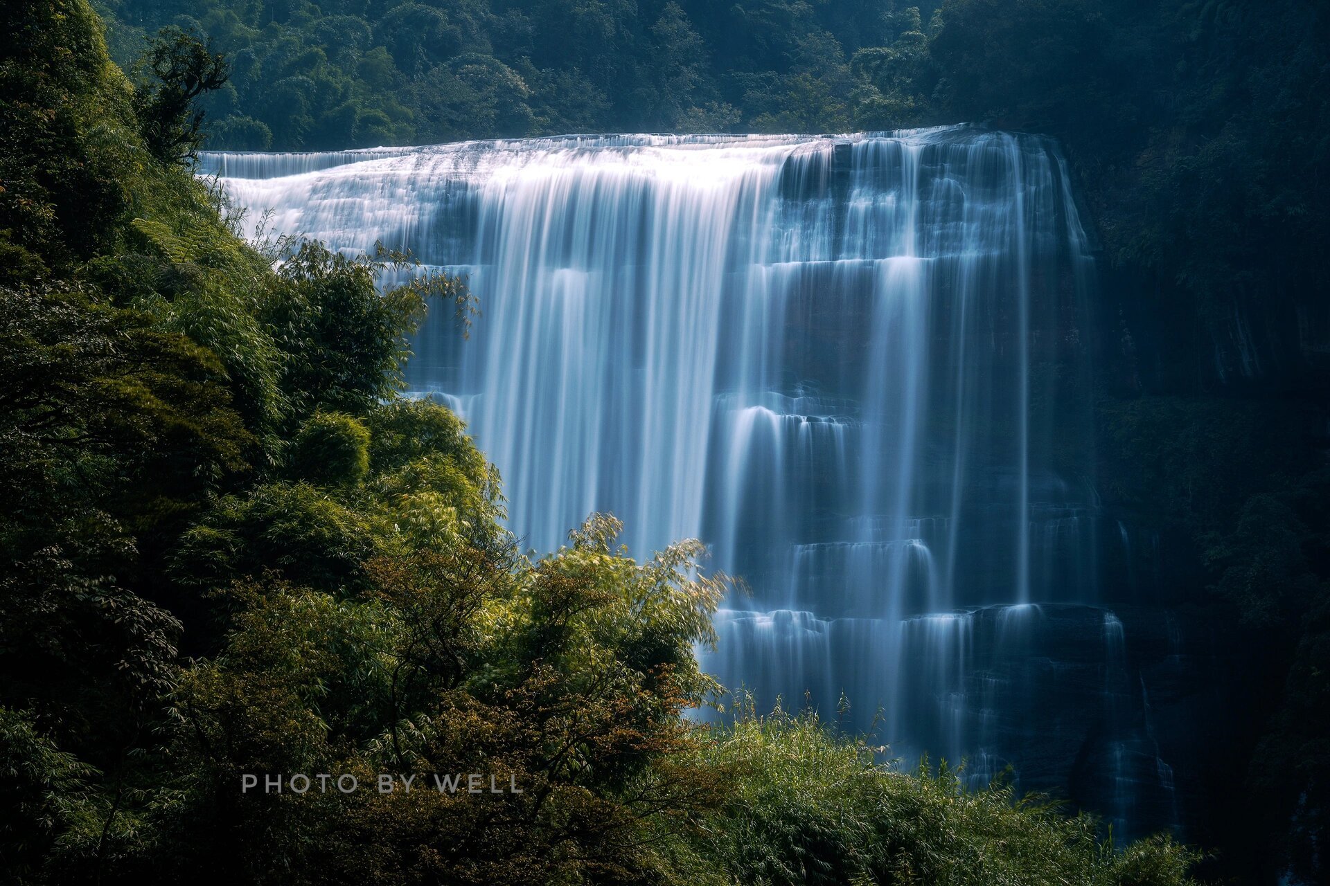 赤水大瀑布,又名十丈洞景区,位于贵州省赤水市南部,赤水河支流
