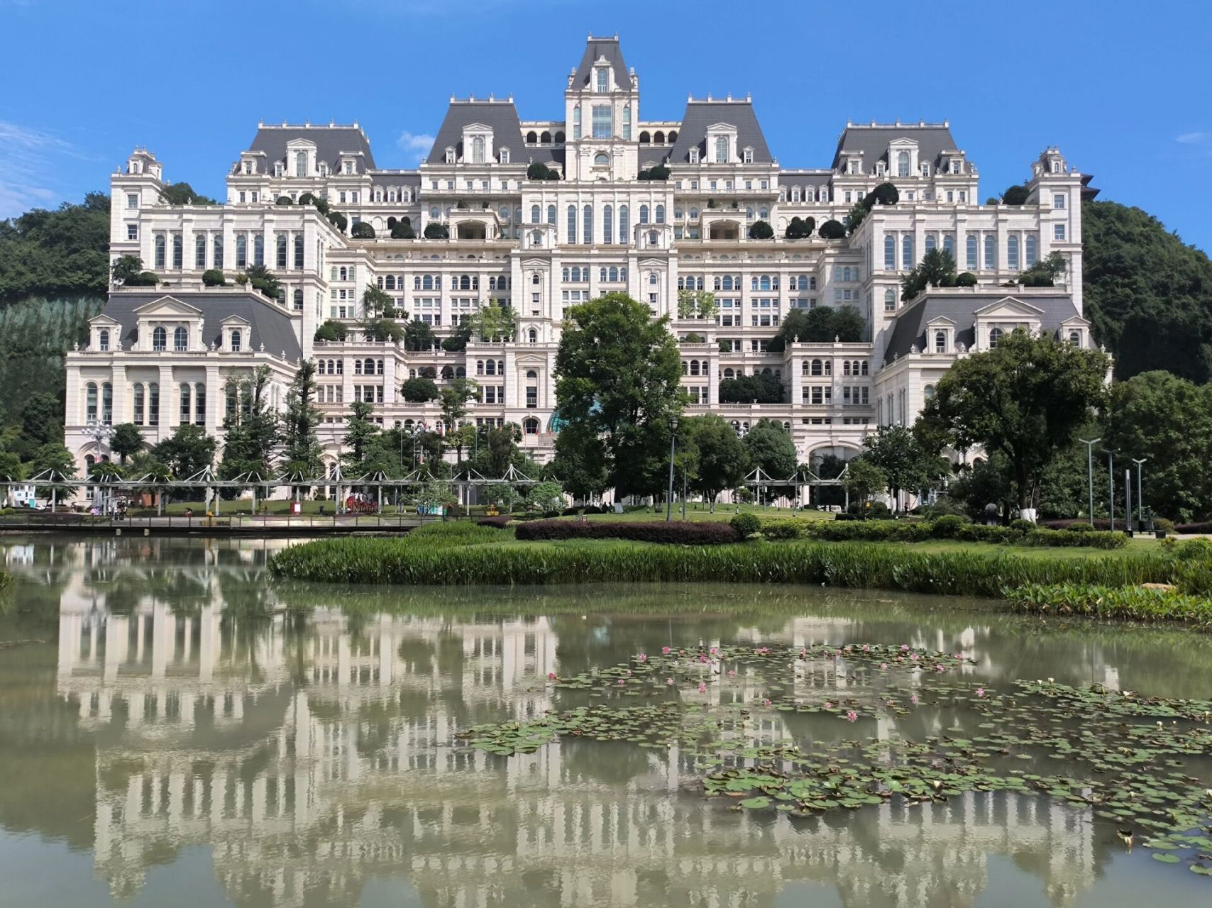 必玩打卡! 2023年8月10日  贵阳花果园湿地公园网红白宫必玩必冲!