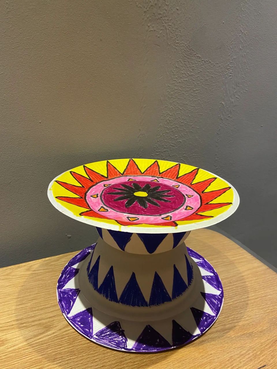 两个一次性碗 两个一次性盘子 浇水 水彩笔 制作了三月三手工铜鼓,比