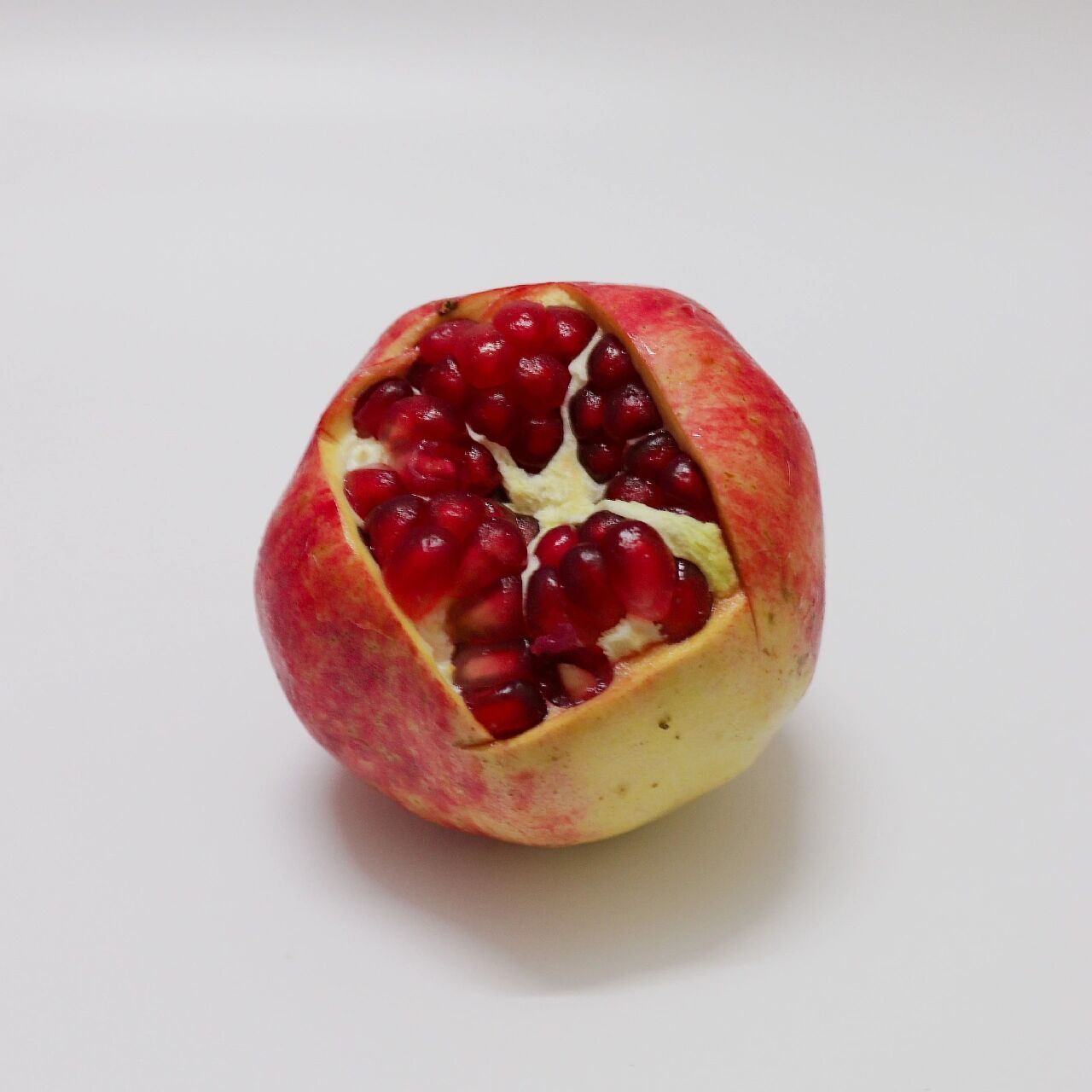 静物摄影|很甜又好看的红石榴 红彤彤的软籽石榴,像红宝石一样,每一颗