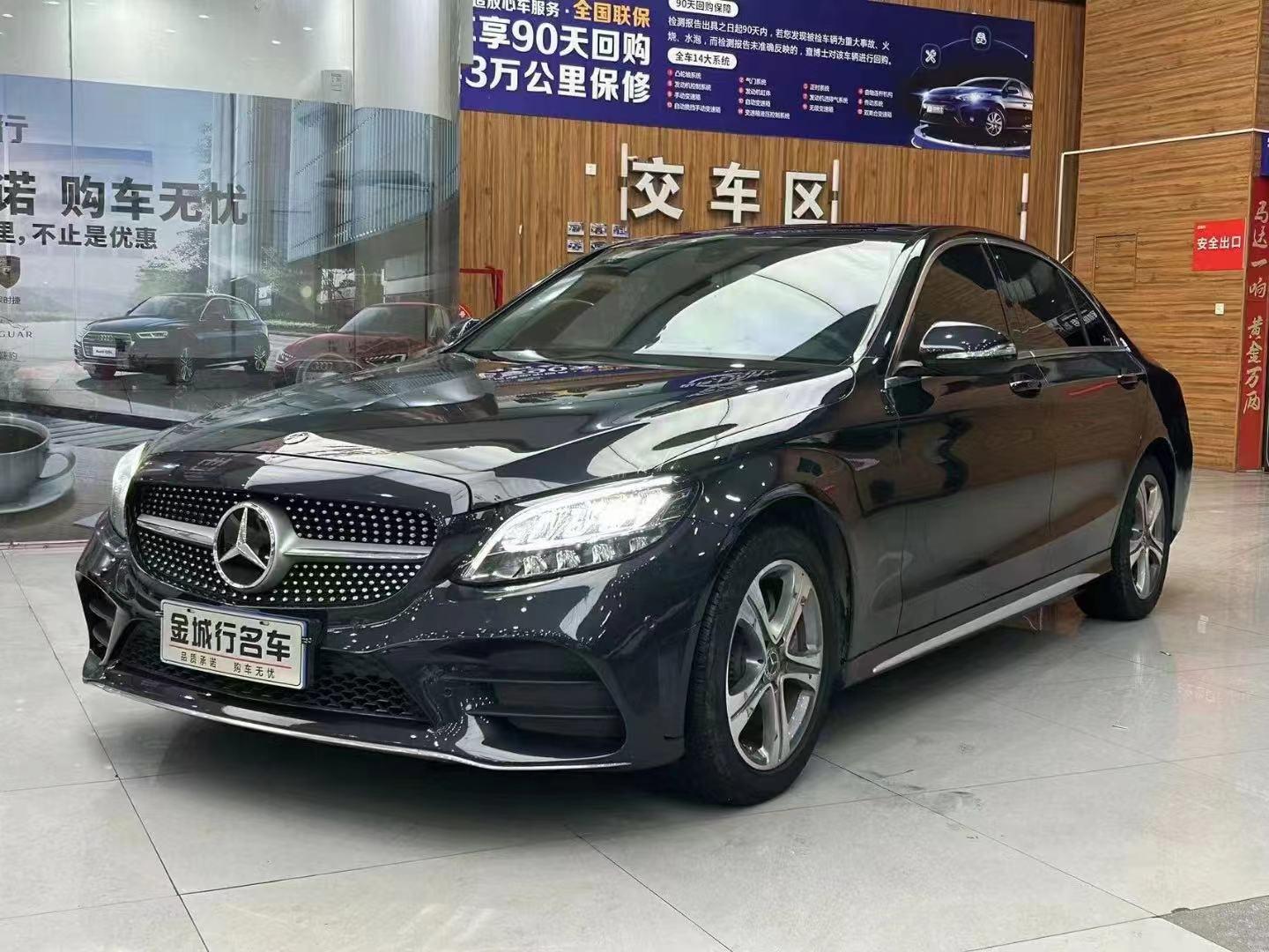 上热门 19年19款奔驰c260l,最漂亮藏青色,庄重而不显老成.4.