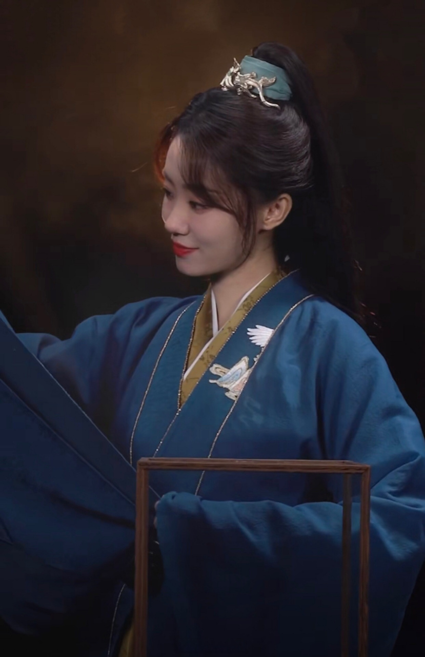 【张小斐古装造型】 这位飒气中带着可爱的斐女侠说明晚见  #张小斐