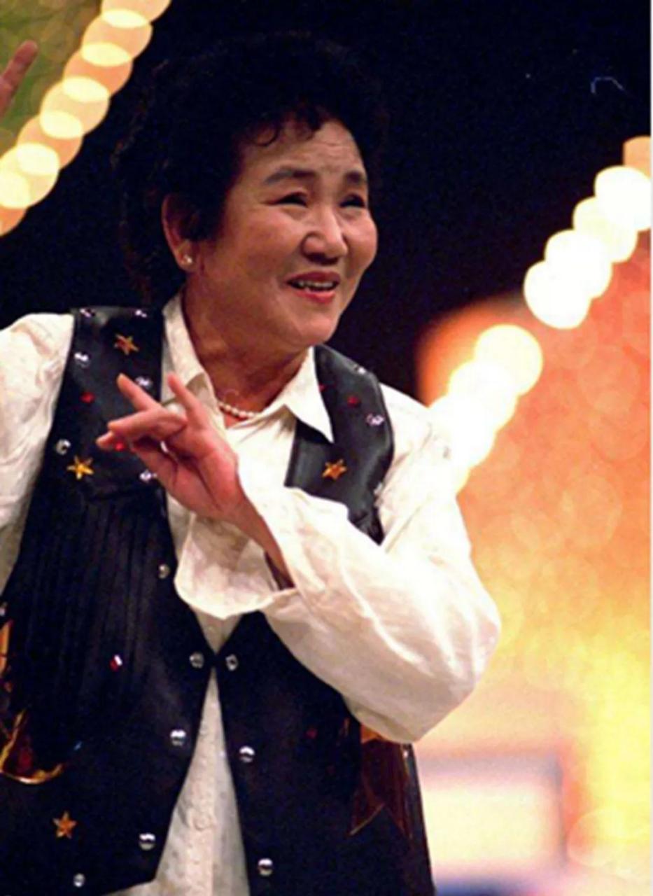 一句话证明看过赵丽蓉的小品 探戈儿,就是趟啊趟着走,三步一窜嘛两啊