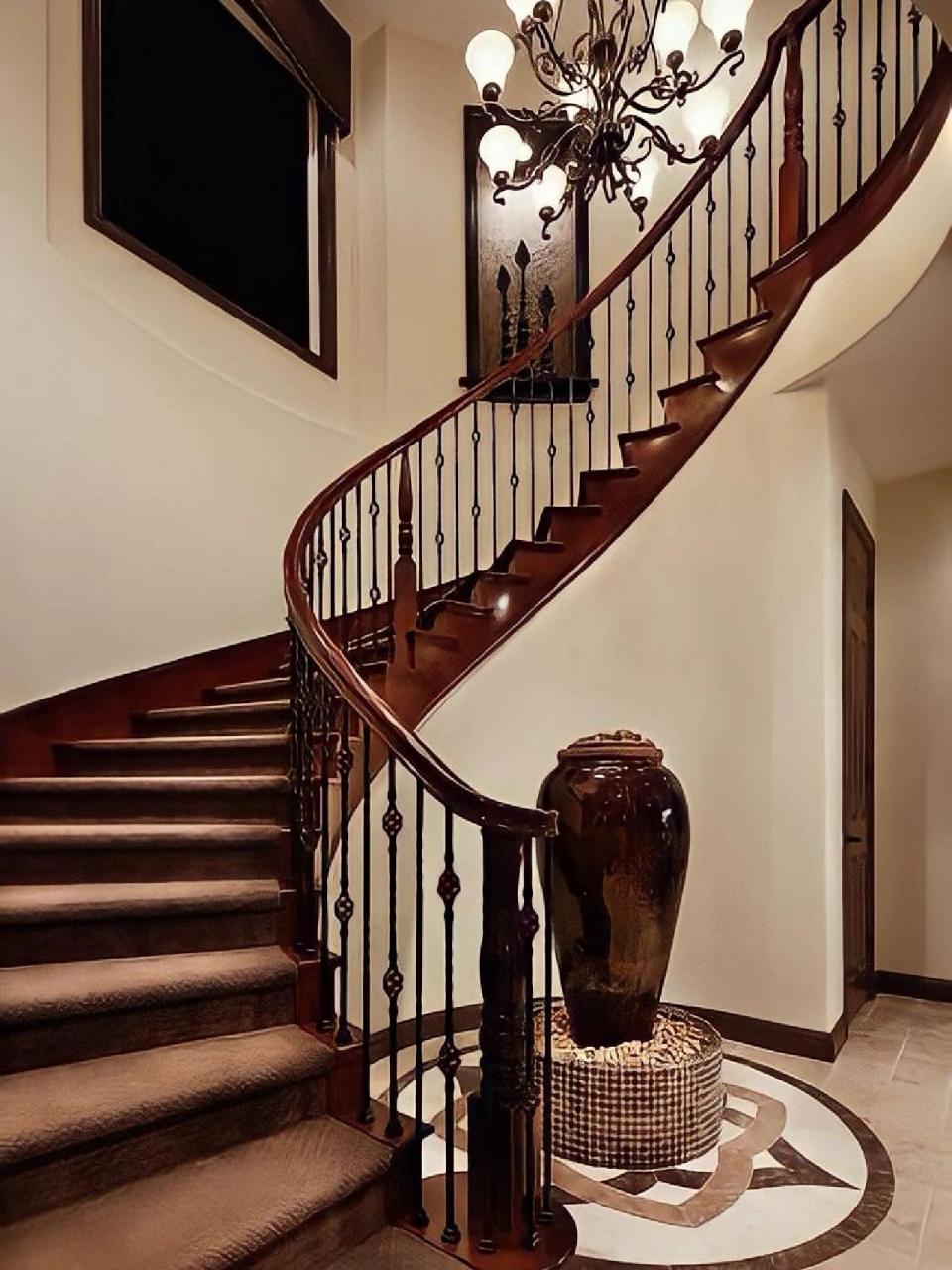 给大家介绍一下市面上主流的几种楼梯扶手材质的优缺点～ 一,实木