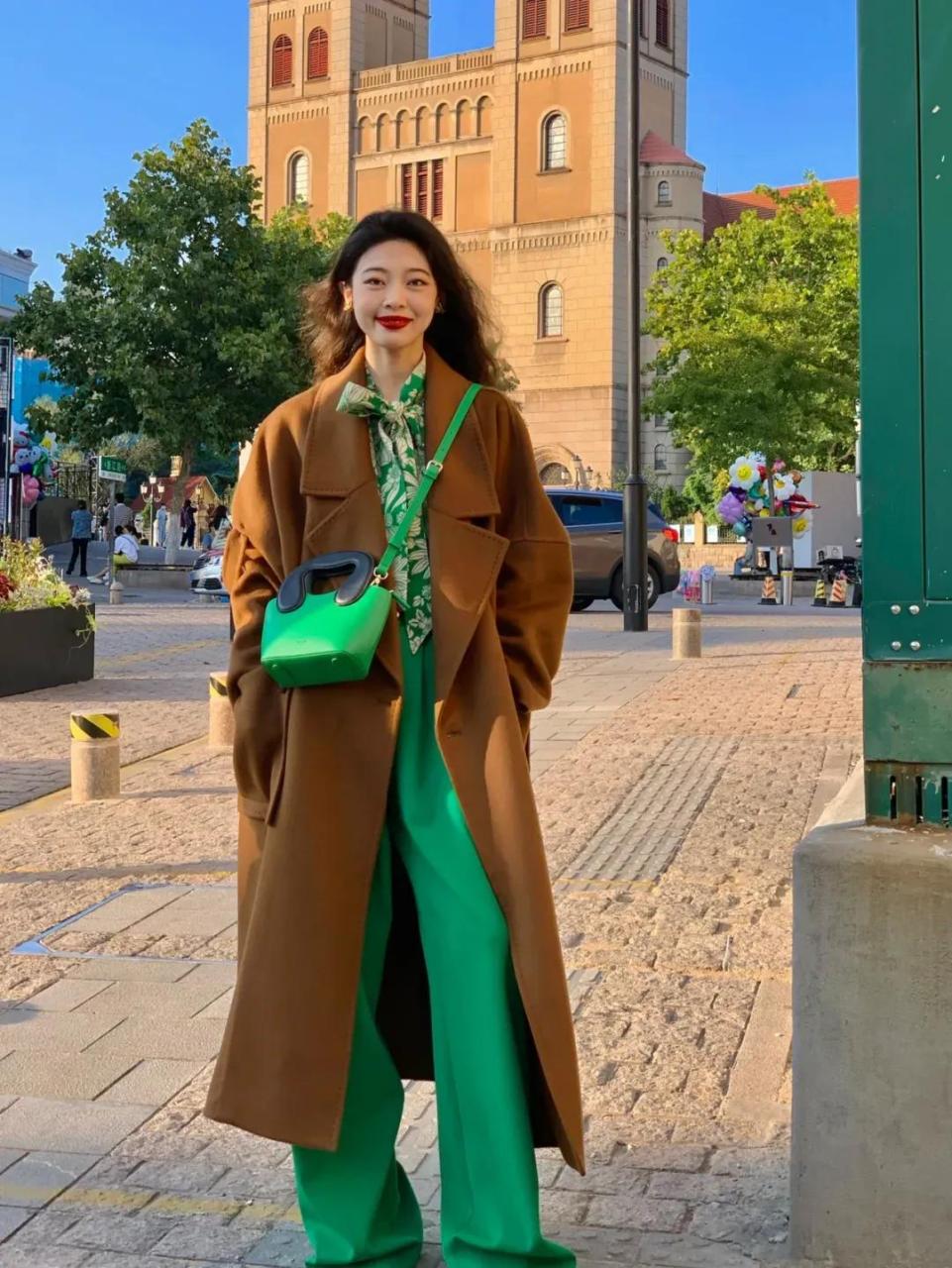 棕色和绿色一直都是一对好搭档,又美又飒,视觉冲击力强,展现高级洒脱