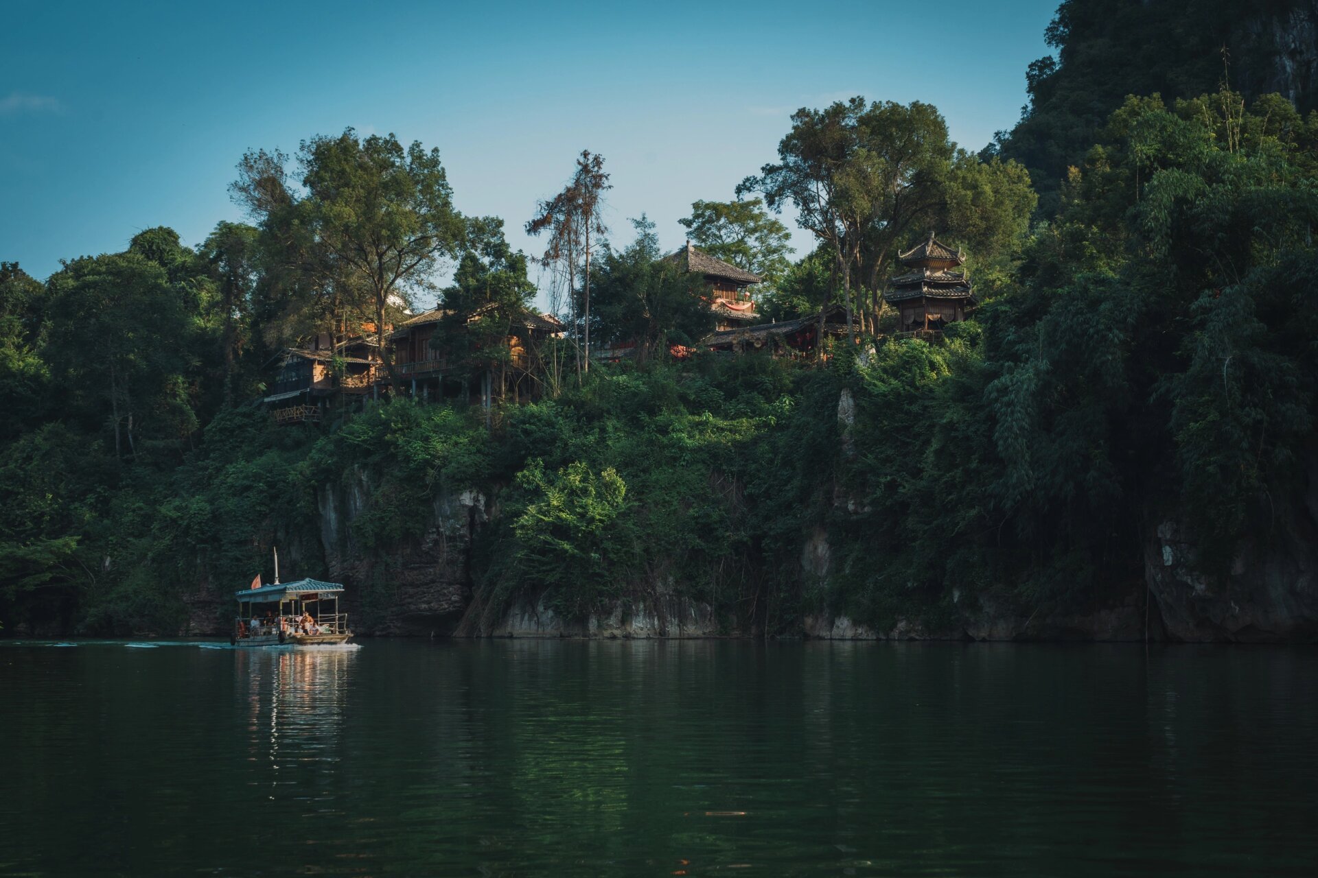 柳州周边游|宜州下枧河 下枧河是到达刘三姐故居的必经之地,两岸青山