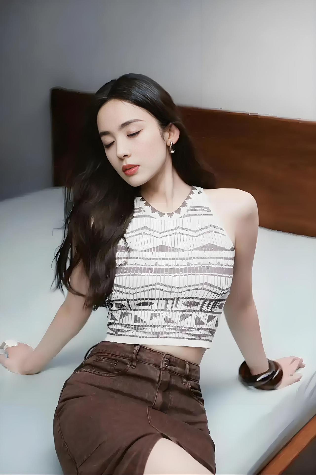 古力娜扎这一身黑白印花吊带衫配棕色短裙,简直把优雅气质拉满!