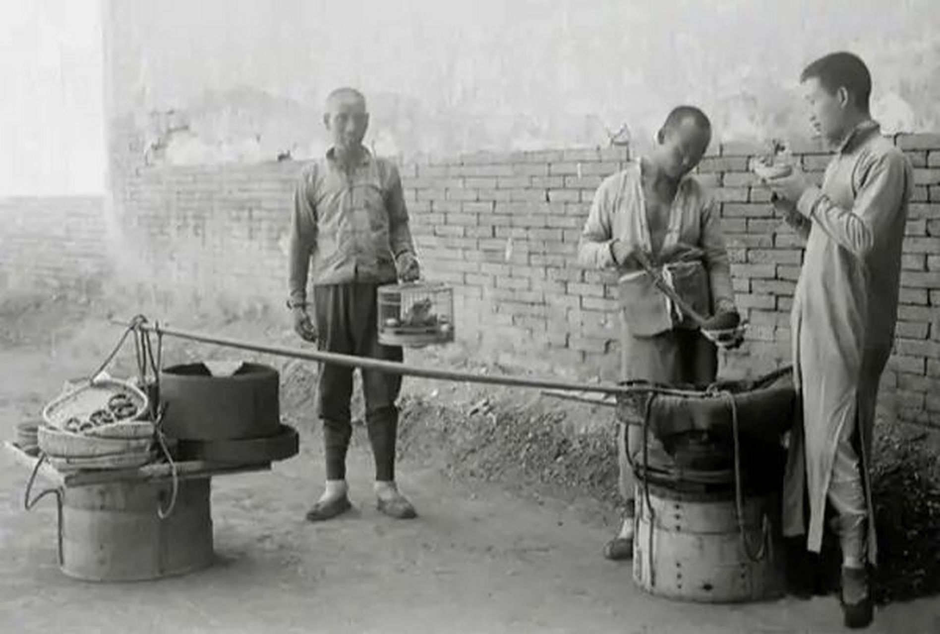 什么是老北京的"瞪眼食" "瞪眼食"在旧京贫民中最为广盛,因为吃主都是