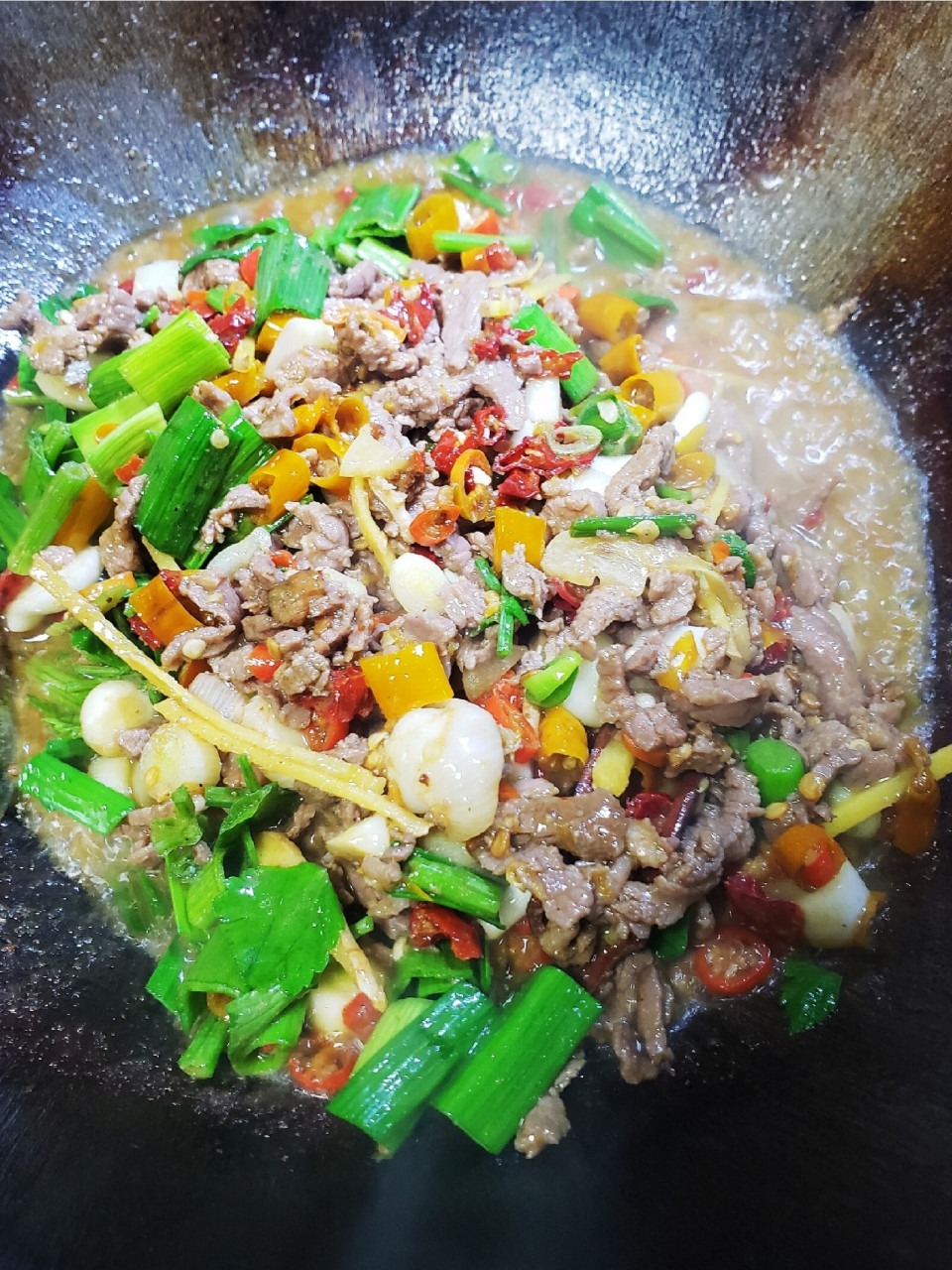 爆炒羊肉 分享 食材:蒜·黄贡椒·生姜·小米椒·大蒜叶·芹菜杆·纯