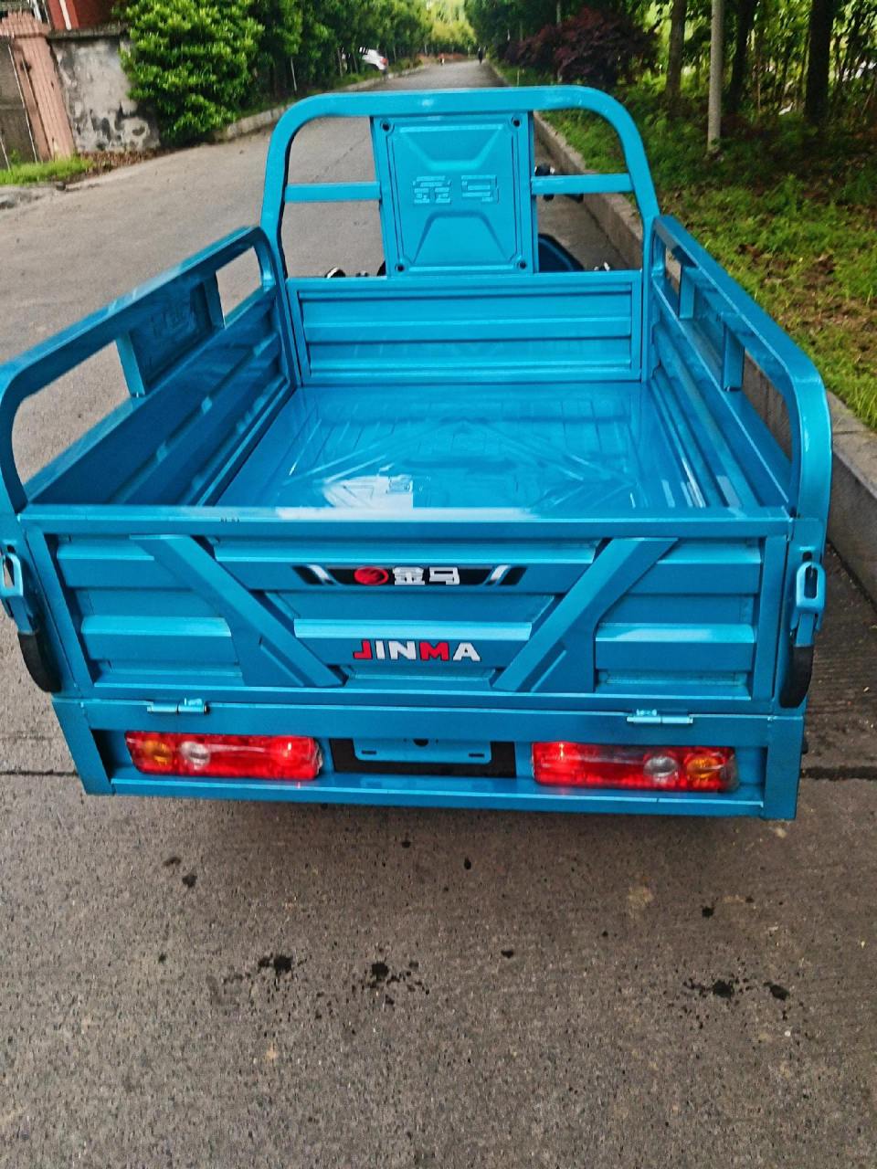 金马电动三轮车全新库存货箱1米6宽度1米1,现在只要2980米新电瓶新