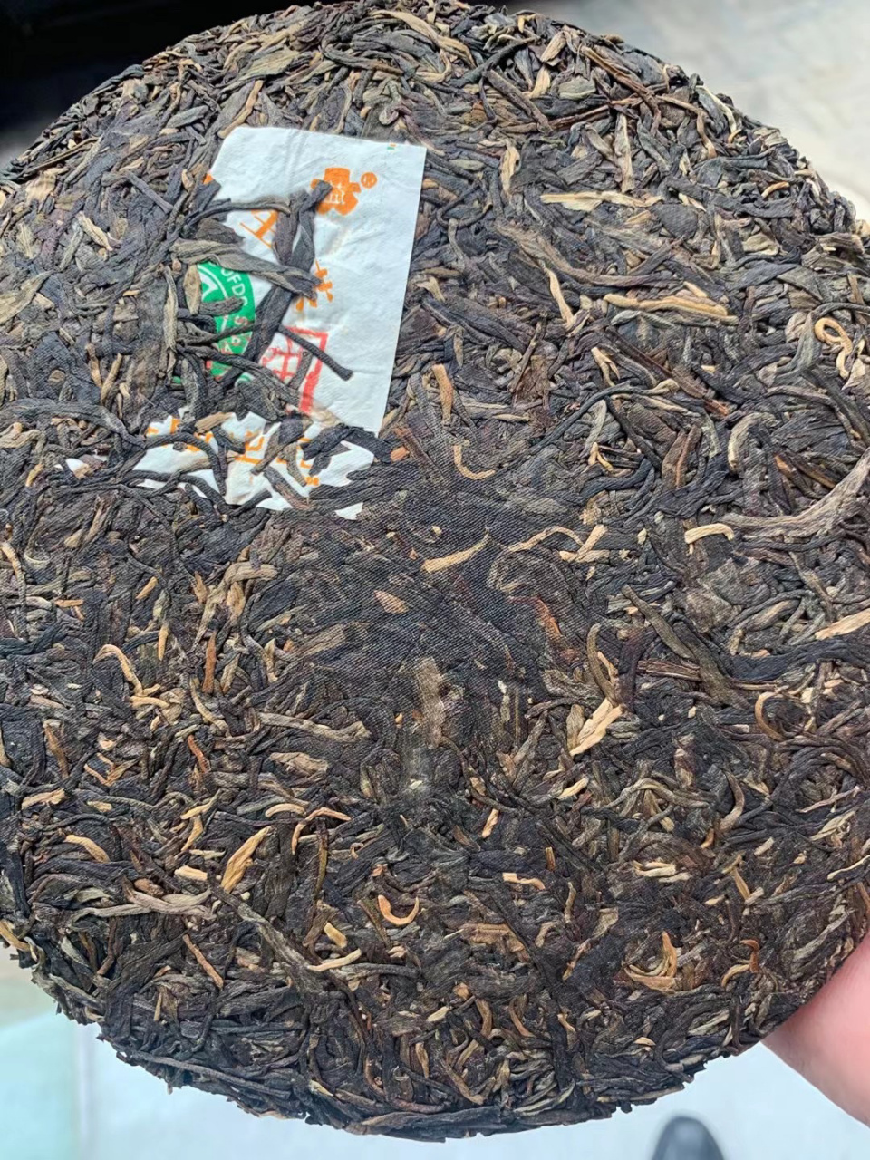 02年大白菜茶王青饼,兰花香高扬且挂杯持久,茶气相当足,茶味干劲霸气