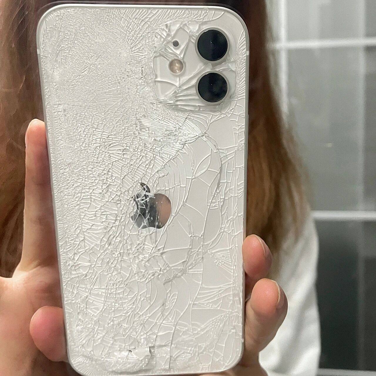 iphone12后屏被摔碎 摄像头没摔坏,屏幕也没事,但后屏整个稀碎,都裂开