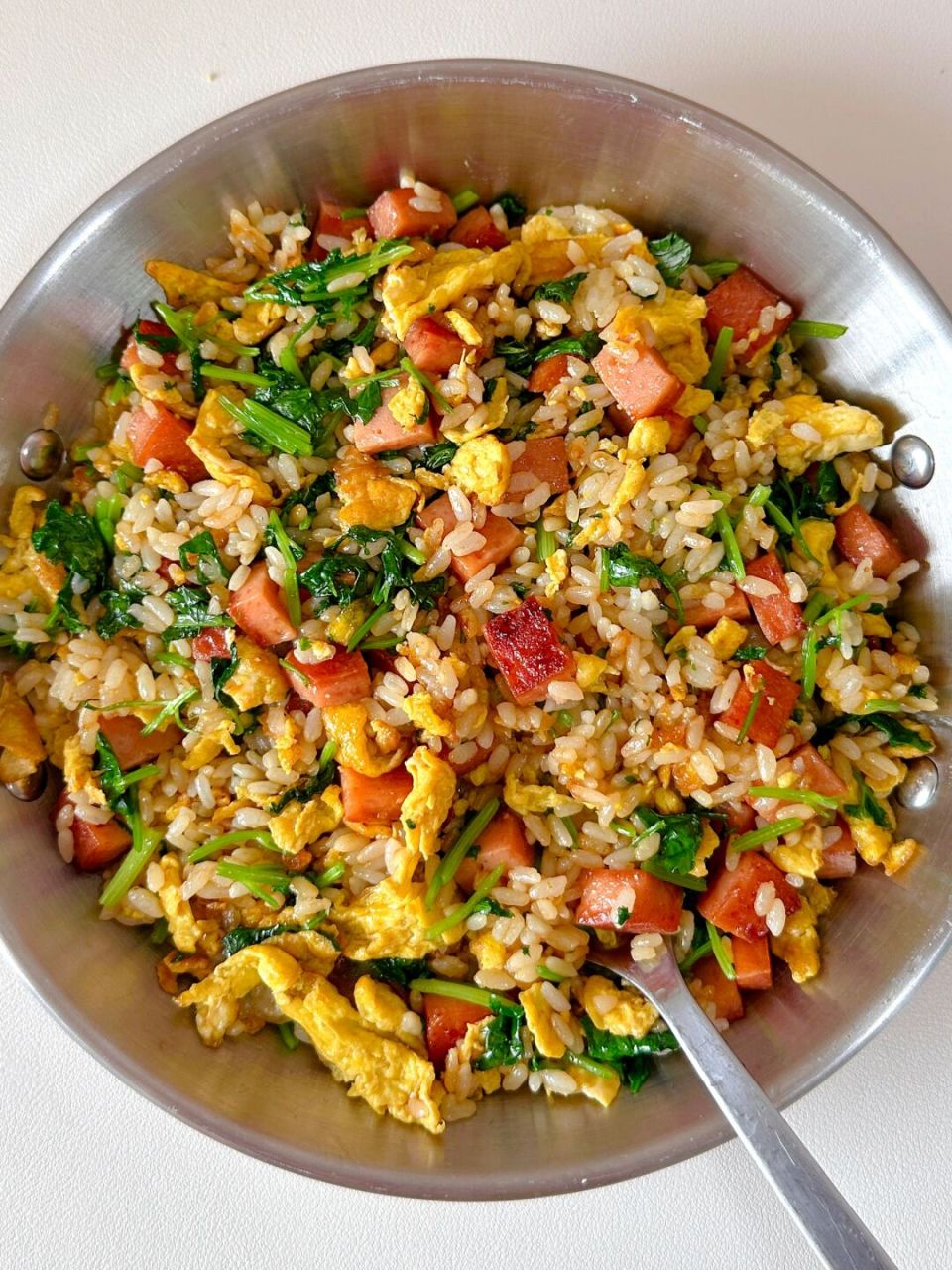 好吃到流泪的香菜炒饭75157515 准备食材:香菜,午餐肉,鸡蛋