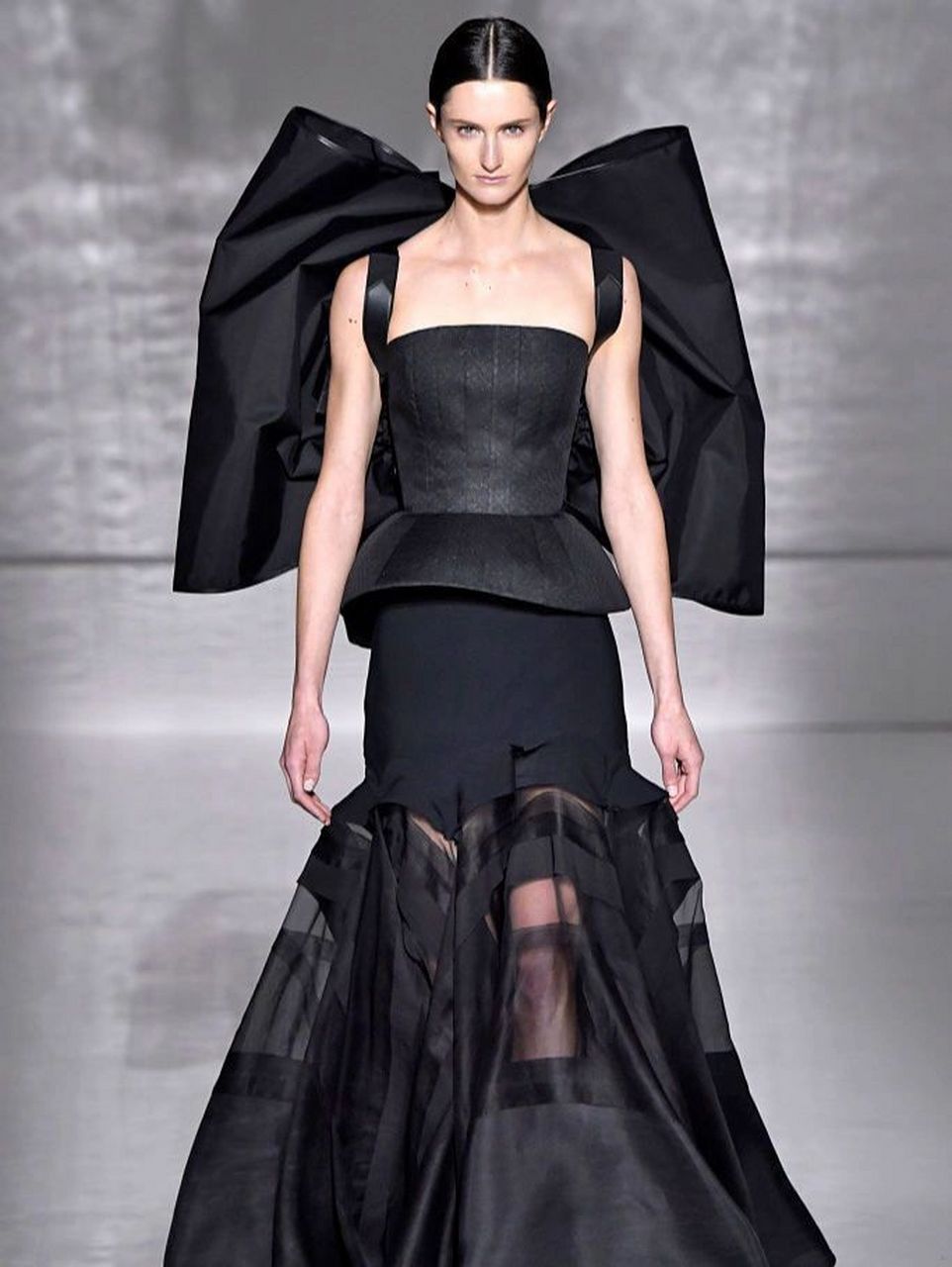 全面了解哥特风格时装 97历史背景: 哥特一词源于早期欧洲一个名叫