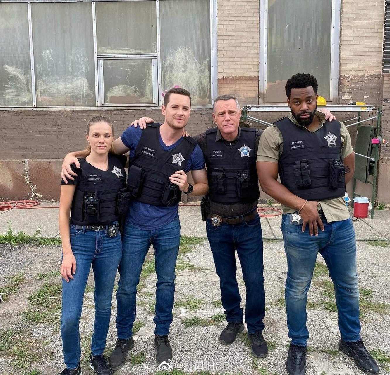 《芝加哥警署》第九季的一张片场照,博叔带着一大家子合影~#芝加哥