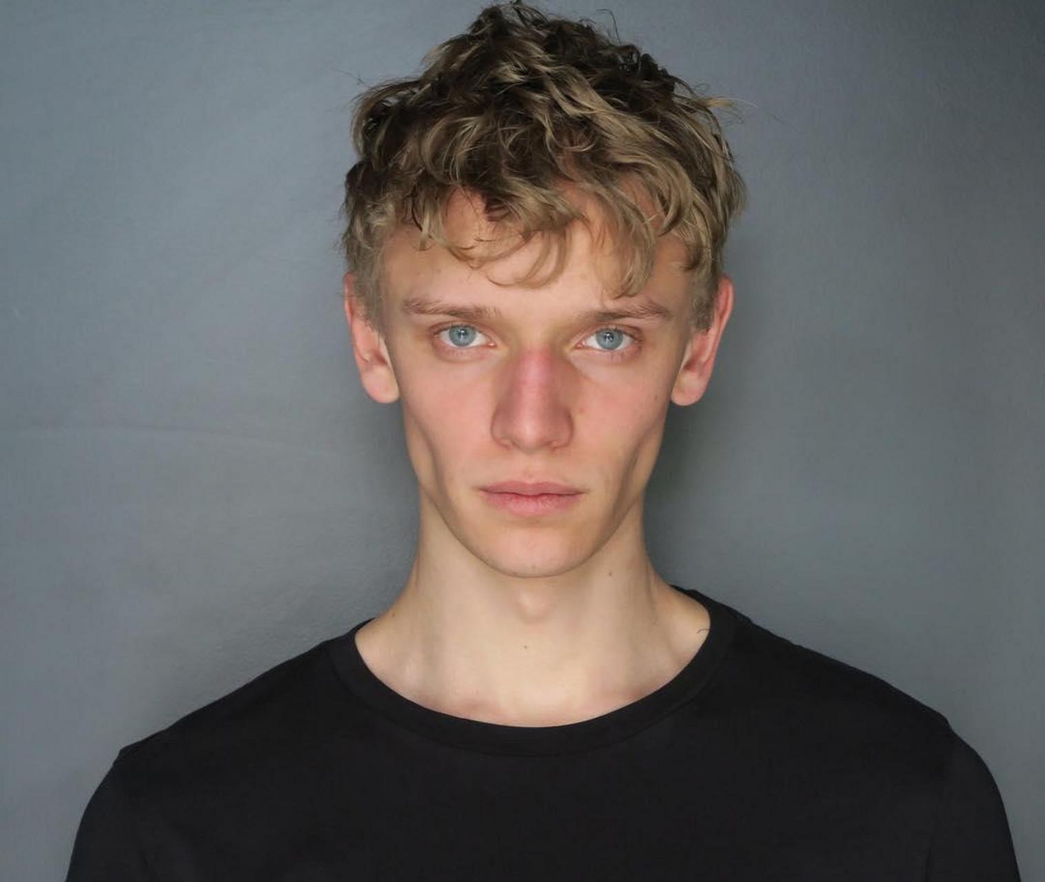 最近,丹麦时尚男模 peter dupont(皮特·杜庞特)结婚了,举办了婚礼.