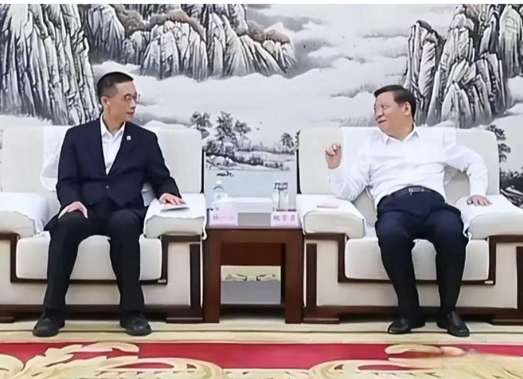 市委书记会见施一公坐姿引争议  市委书记会见施一公这个坐姿真的妥当