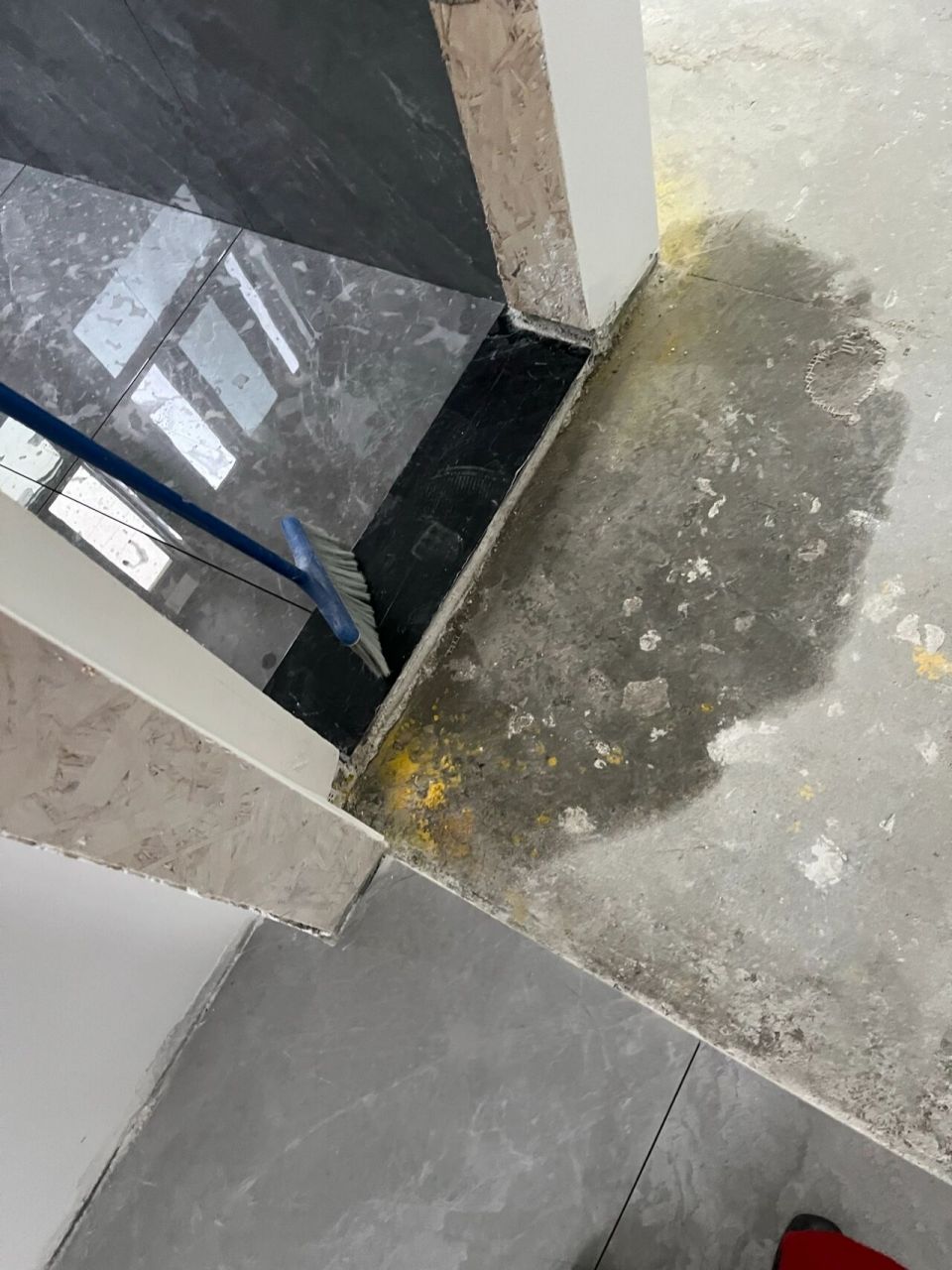 过门石渗水,又掉坑里了(1)  万万没有想到楼下没有漏,自己家却渗水 刚