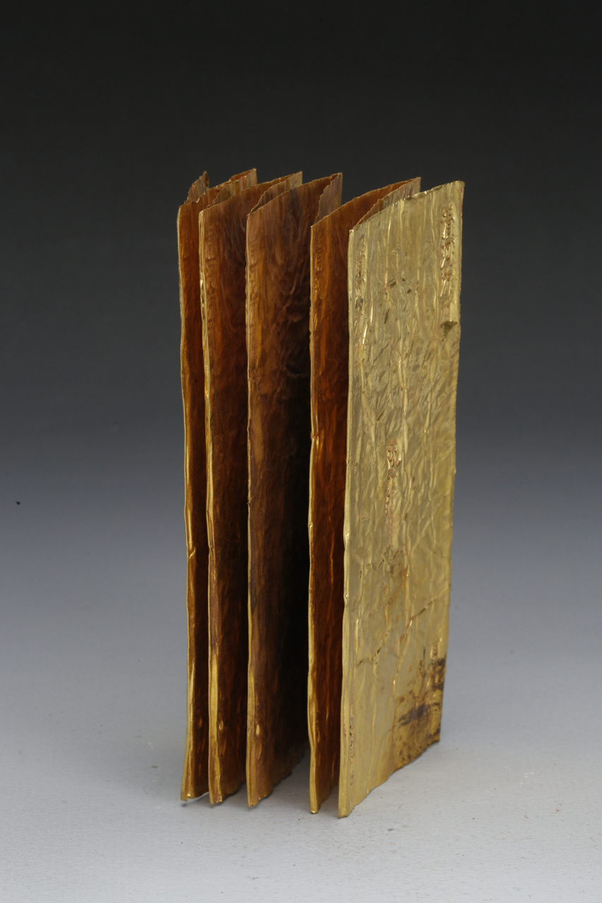 【#古代金叶子是啥样#】"清河坊西"戳记金叶子,外形类似于折页状金箔