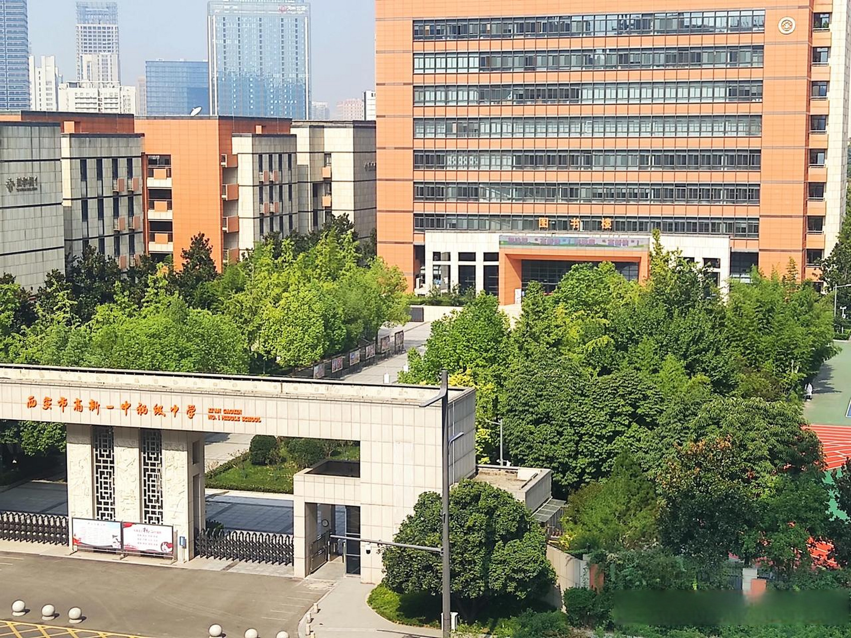 今天早晨,高新一中初中本部的升旗仪式正在举行, 满操场的学生,统一的
