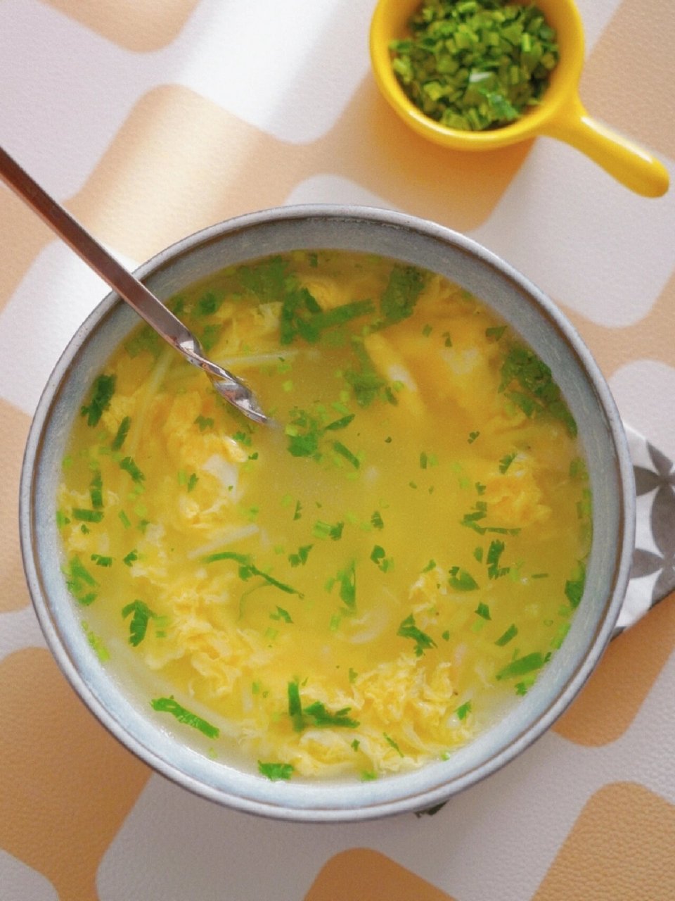 土豆丝虾皮鸡蛋汤 用土豆做汤也太暖太好喝啦～ 食欲打开 加入虾皮