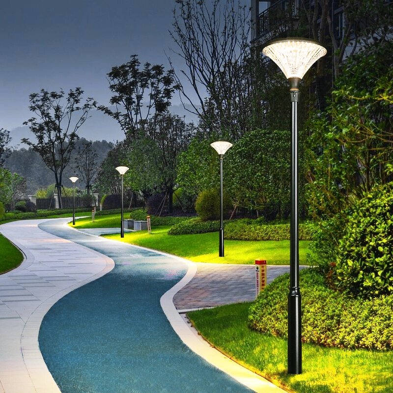 既有设计感又好看的户外庭院路灯 庭院内有弯曲的小路,自然的花草树木