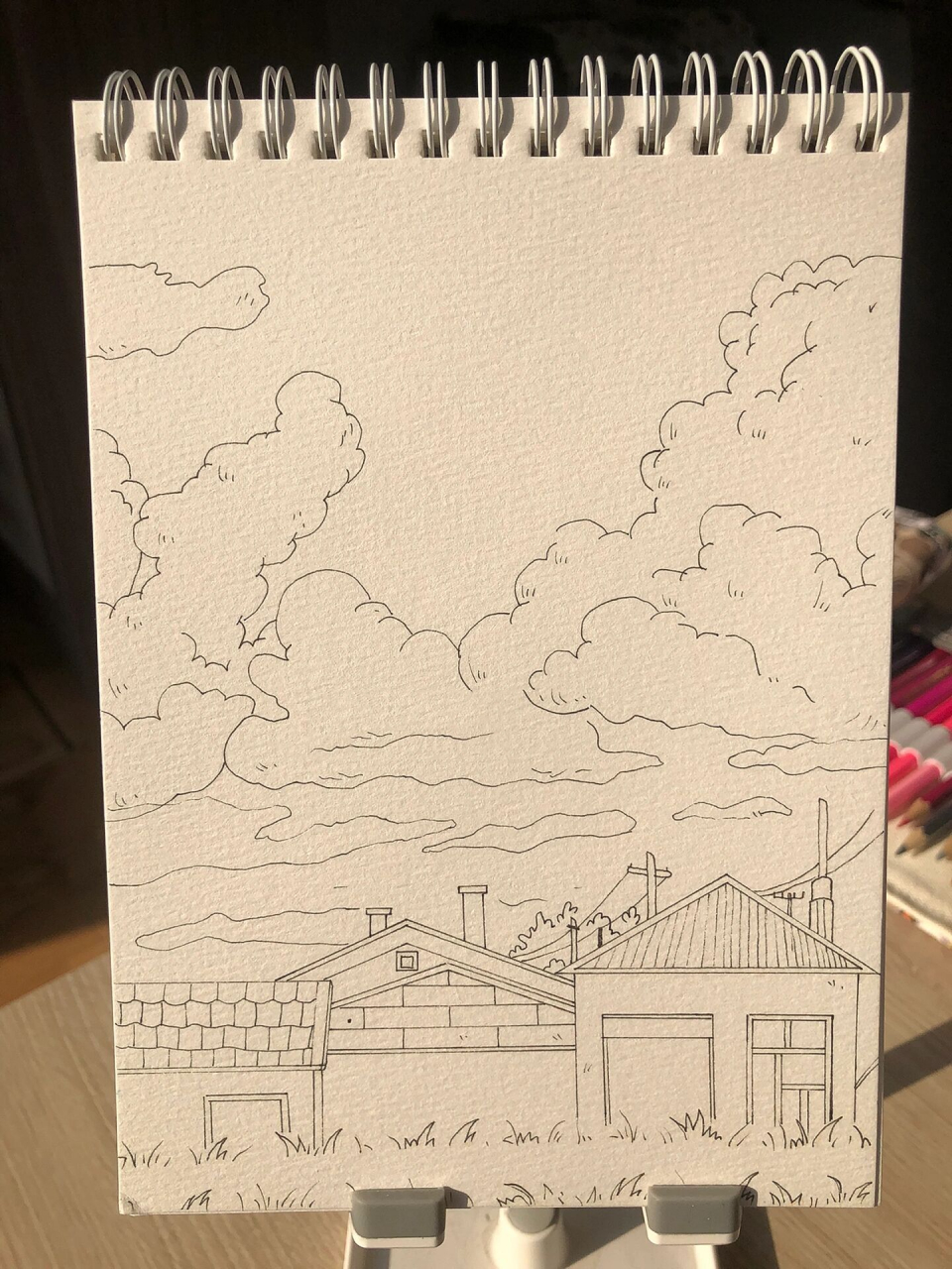 彩铅画|蓝天白云下的小房子(内附线稿)      临摹 年前收拾整理屋子