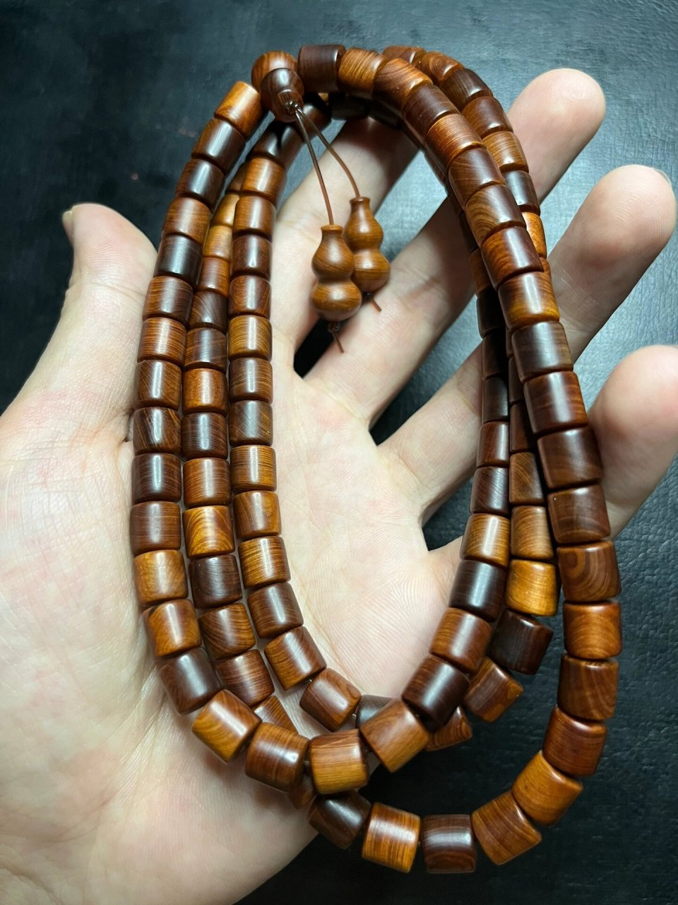 天然太行崖柏黑油手串的特点 黑有料是崖柏手串中比较受欢迎的一种