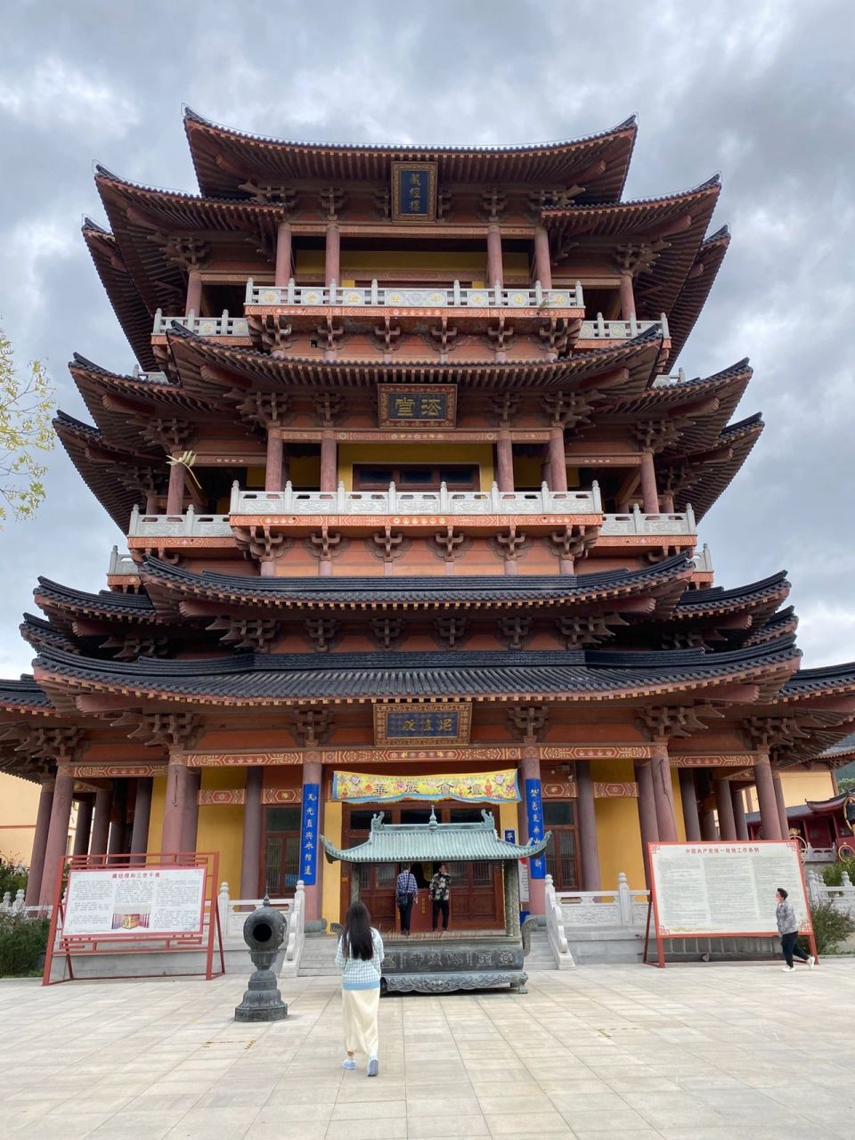 烟台很灵验的小众寺庙|峆垆寺96 一进门左边的寺庙可以买不同的香火