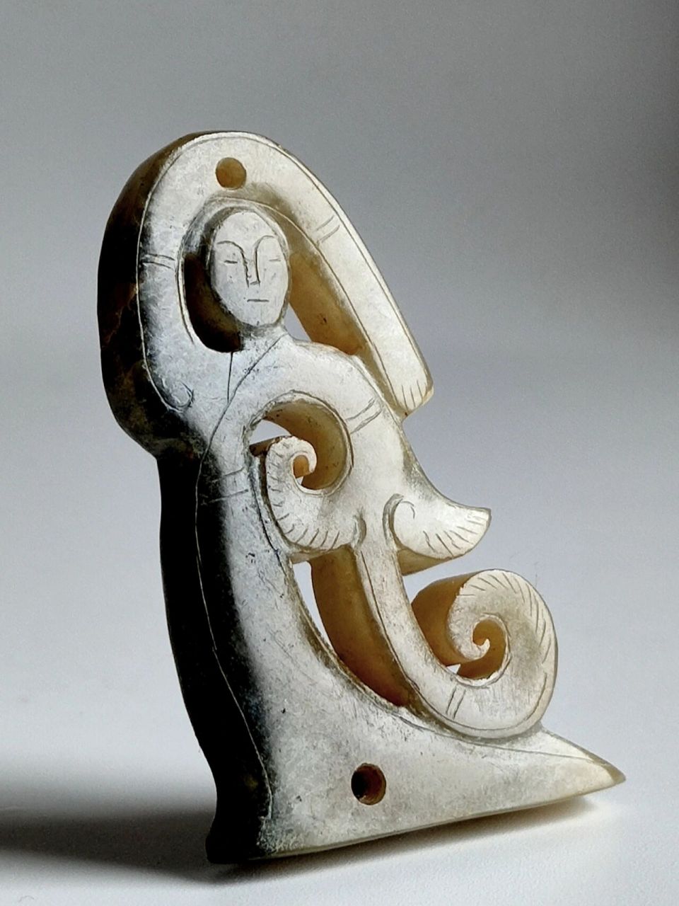 长袖折腰  汉代玉舞人(一对) 高5.6cm 	 玉色淡黄,黑褐色沁,熟润细腻.